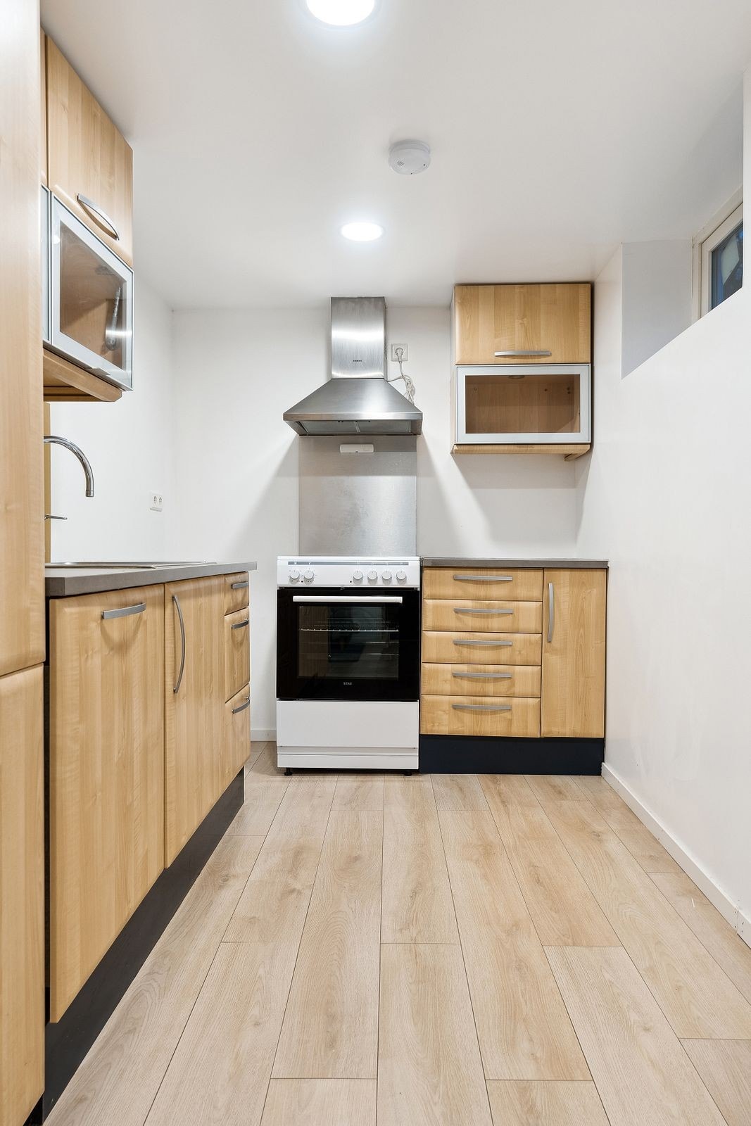 Kjøkken i kjeller er inredet med fronter med finert slett utførelse, normalt utbygget med benker og overskap. Det gjøres oppmerksom på at kjøkkenet i kjelleren ikke samsvarer med godkjente plantegninger, se under ferdigattest/ brukstillatelse for mer info Galleribilde