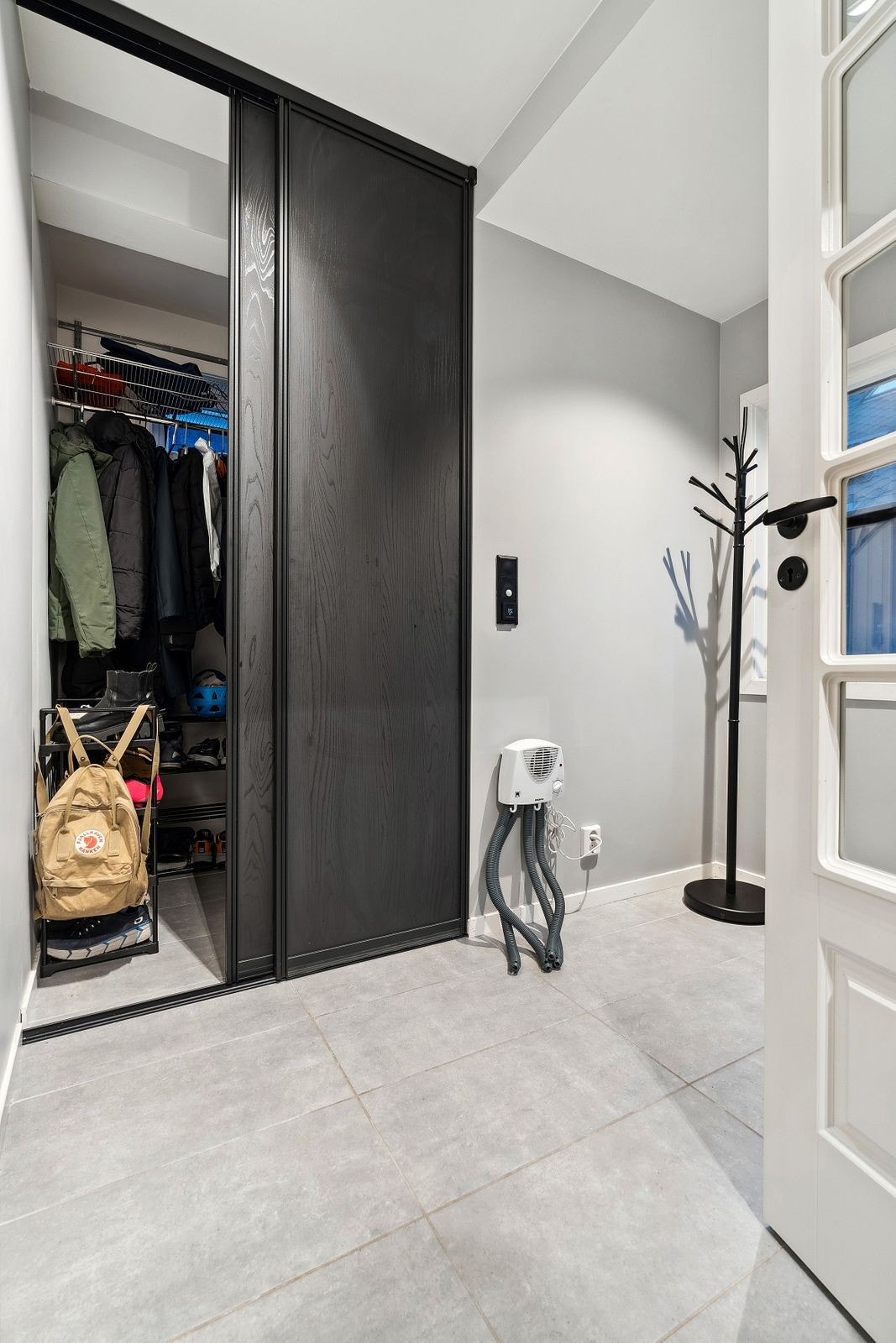 Her ønskes du velkommen inn i en lys entré med skyvedørsgarderobe og god plass til å henge fra seg yttertøyet Galleribilde