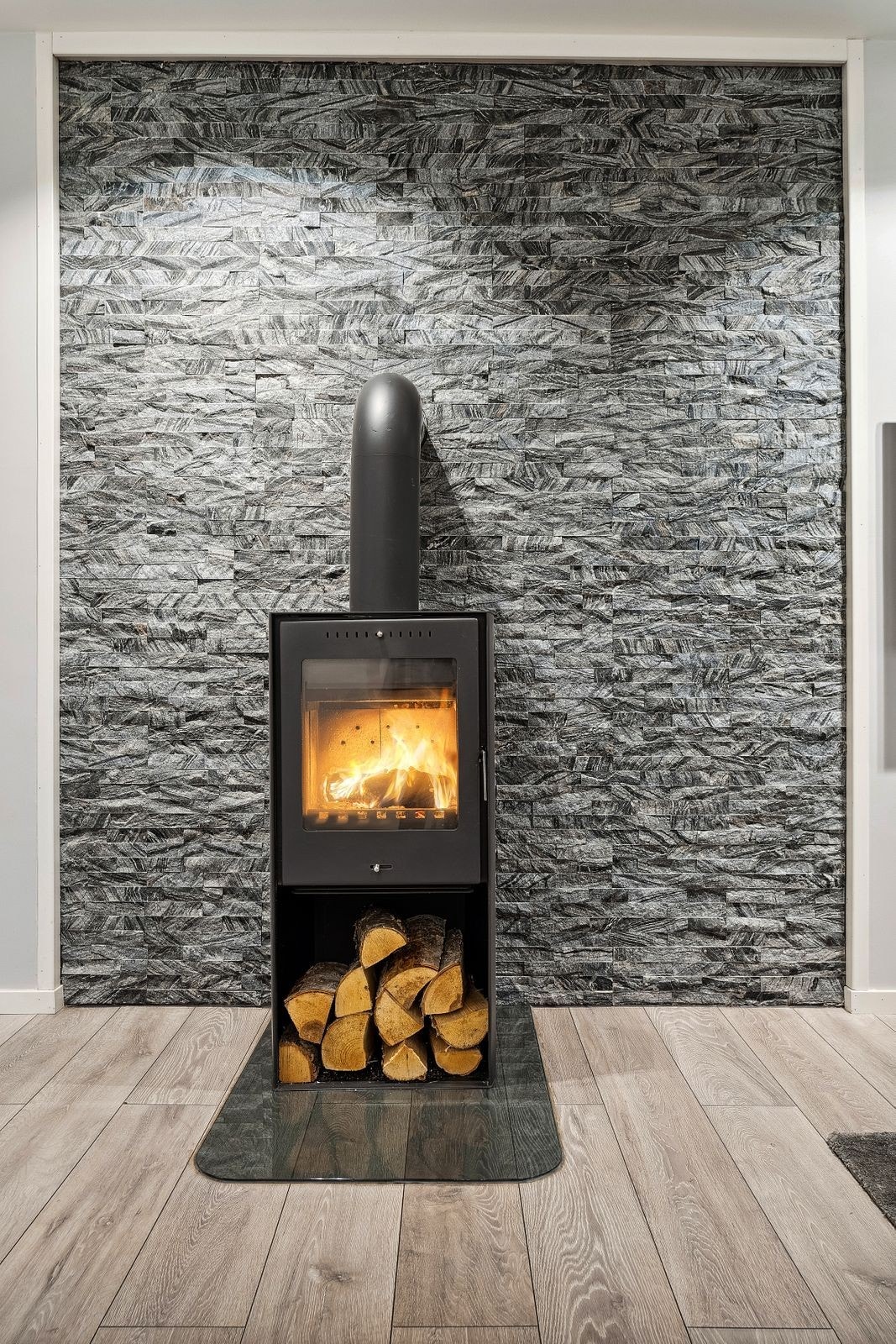 Det er vedovn i stuen som varmer godt på kaldere dager Galleribilde