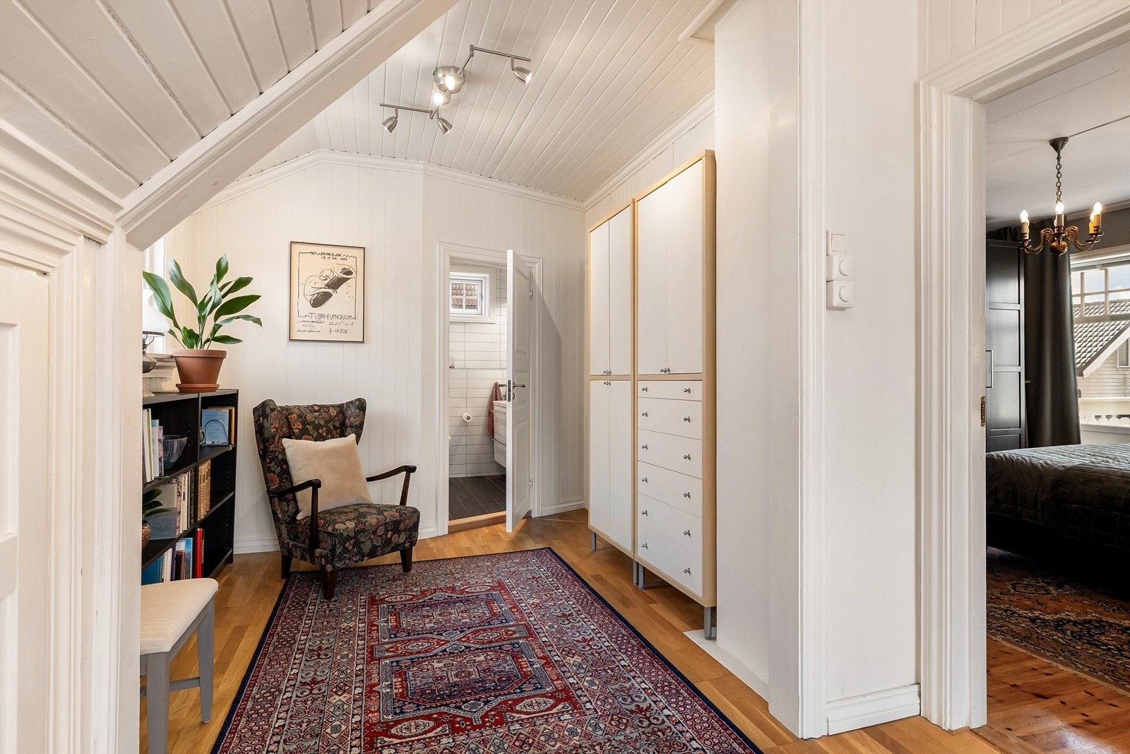 Stor og bred gang med plass til møblering og koselig lesekrok Galleribilde