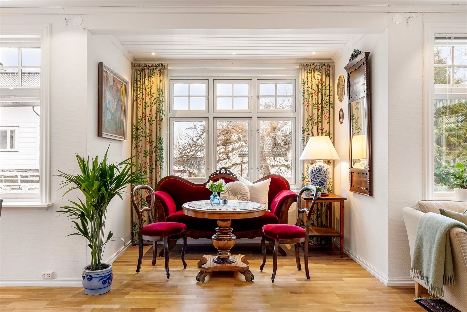 Lys og herlig del av den store stuen, kan også møblres/benyttes som hjemmekontor Galleribilde