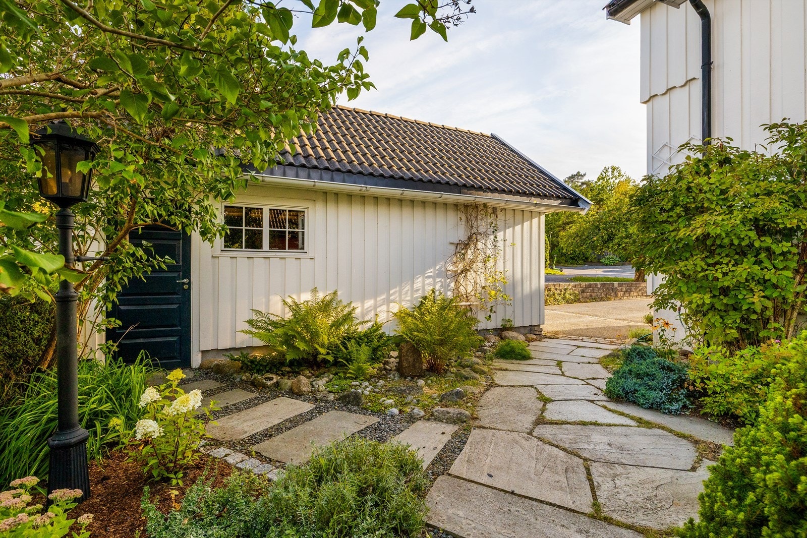 Garasje fra 2002. Leddport i aluminium med motor. Dør på langvegg Galleribilde