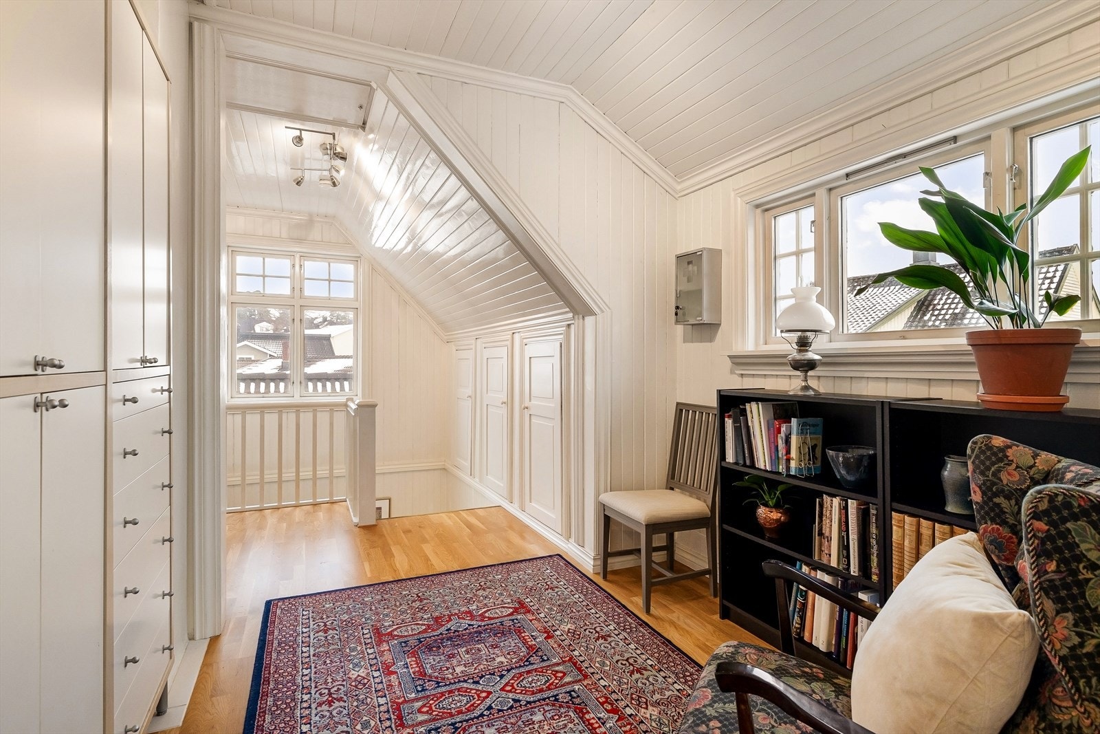 Det er luke med stige i gangen til gulvet loft (ca 13 m2) som har god høyde i midten Galleribilde