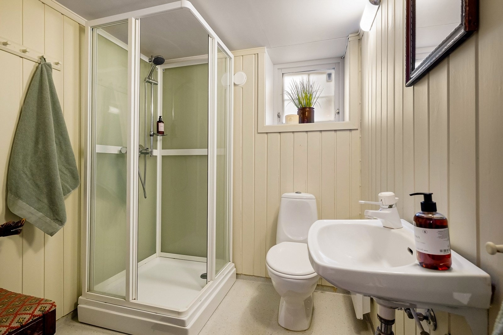 Pent bad med dusjkabinett fra 2020 (ikke målt fukt iflg. taksmannen) Galleribilde