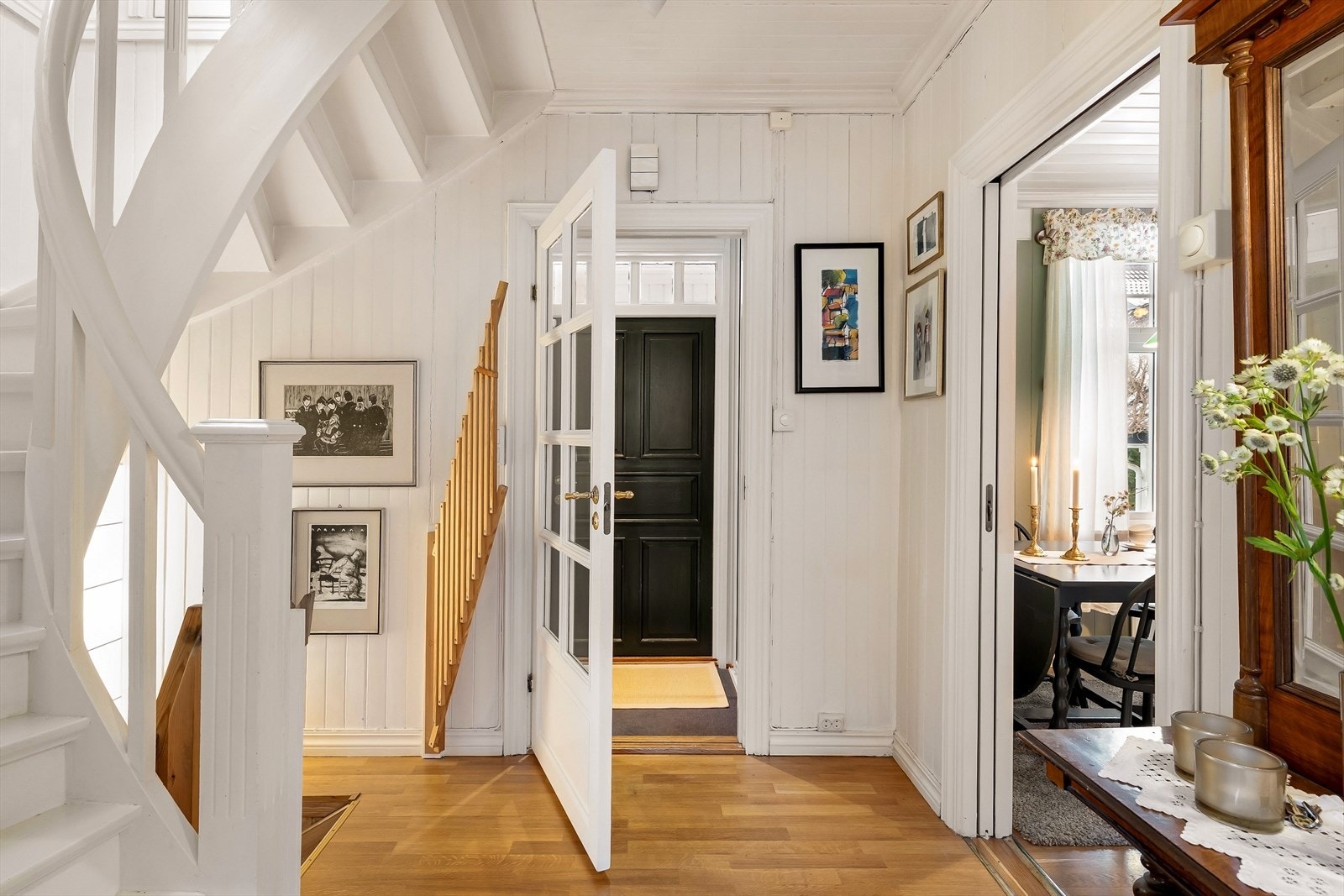 Etter entré m/garderobe, leder en dør m/glass inn til en lys og hyggelig hall Galleribilde