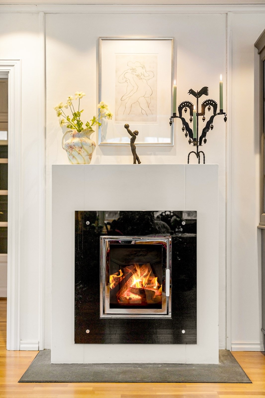 Flott integrert peis i stue/spisestue. Nytt stålrør i teglsteinspipen i 2023 Galleribilde