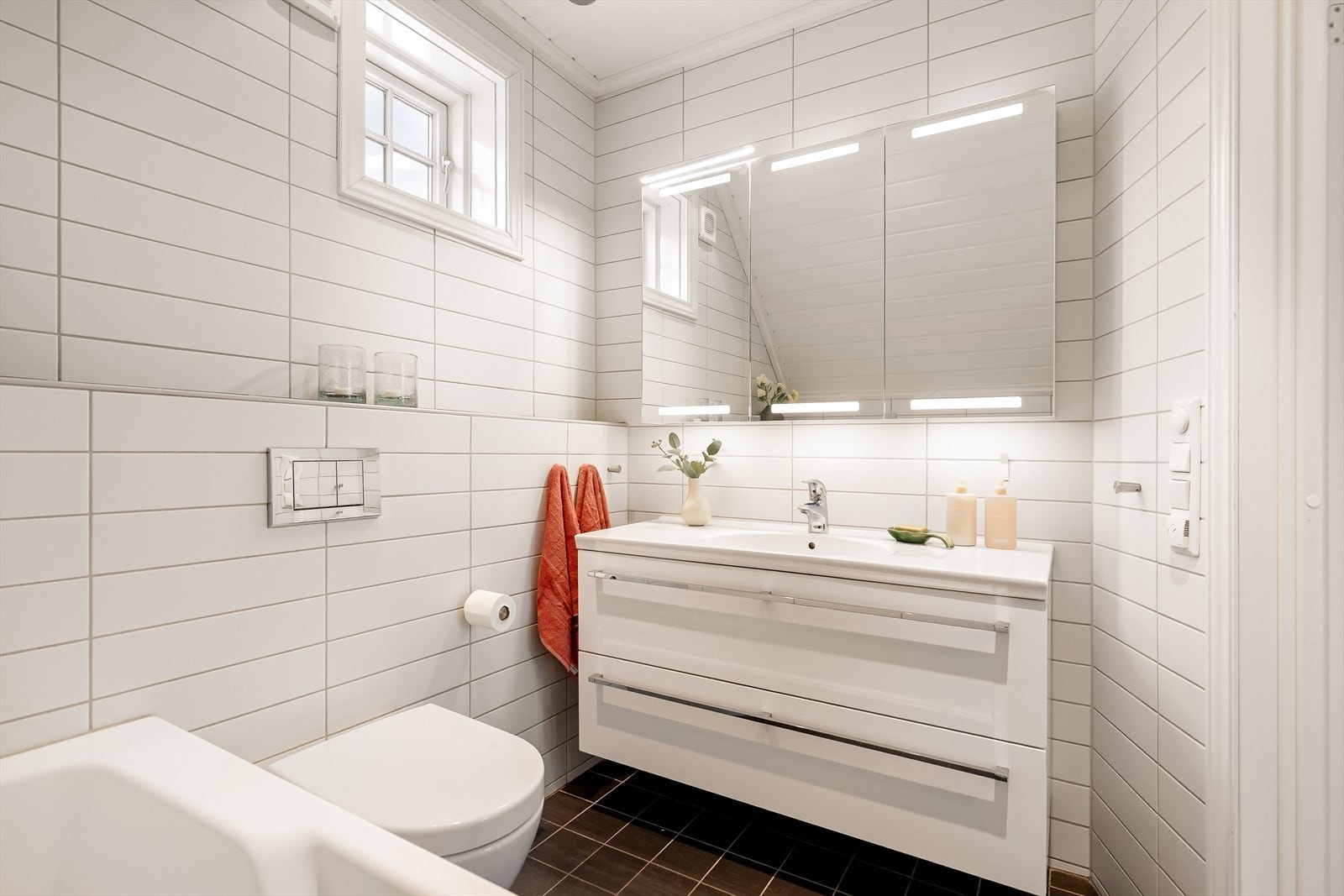 Det er fliser på gulv med elektriske varmekabler, samt fliser på vegger Galleribilde