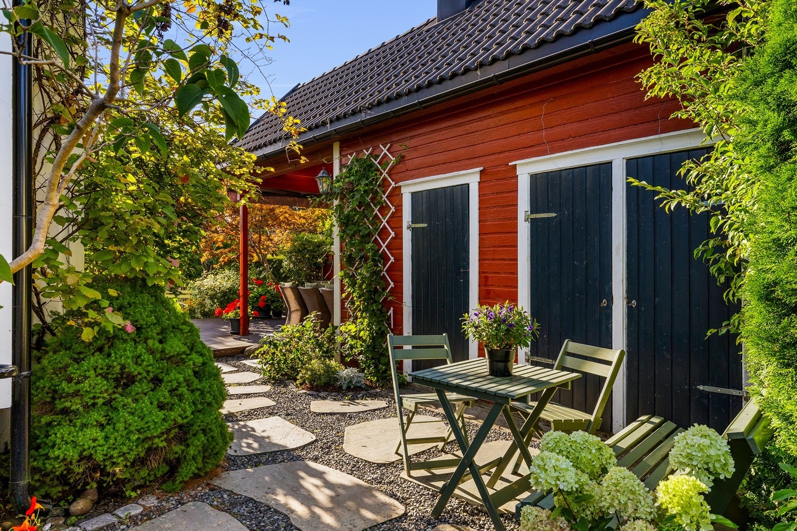 Eldre uthus over 2 etasjer. Nytt tak og vegg mot uteplass i 2002 Galleribilde