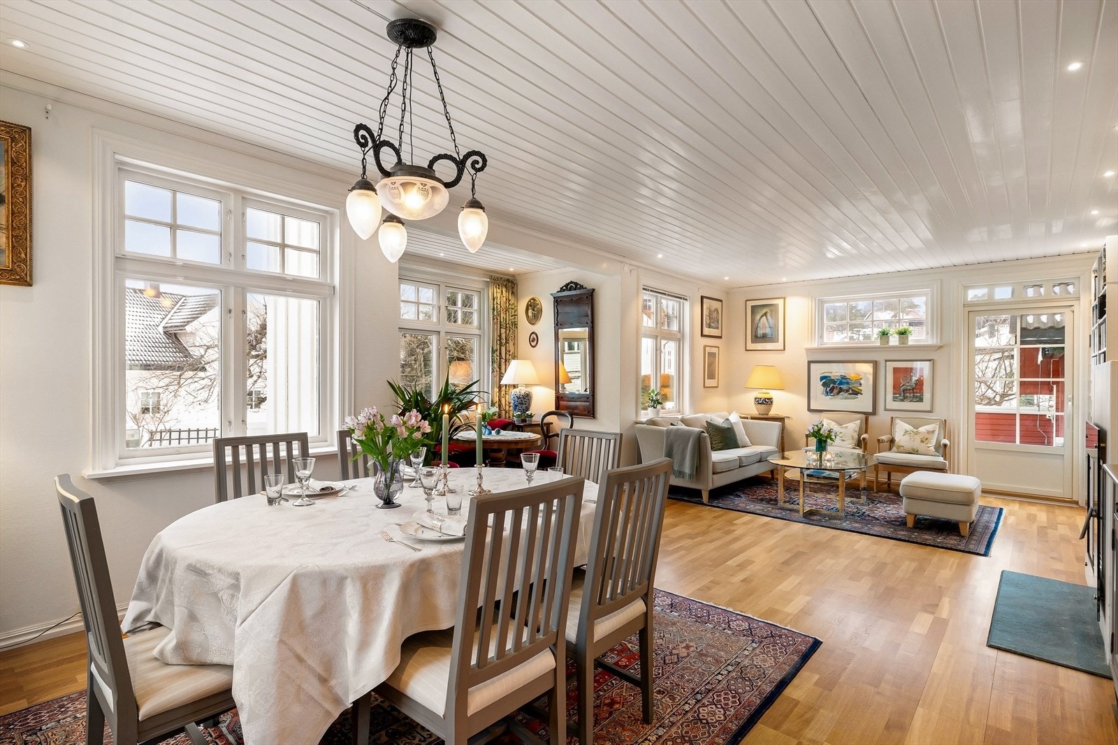 Vinduer i vinkel i stue fra 2017 (3-lags glass), samt noen vinduer fra ca. 2009/10 med 2-lags glass. Galleribilde