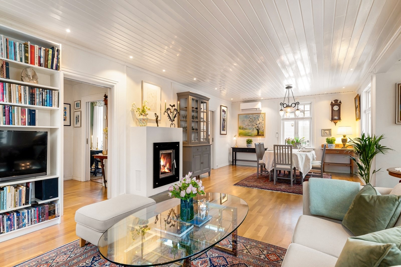 Tiltalende, luftig og hjemmekoselig. Luft-til-luft varmepumpe i stue fra 2024 Galleribilde