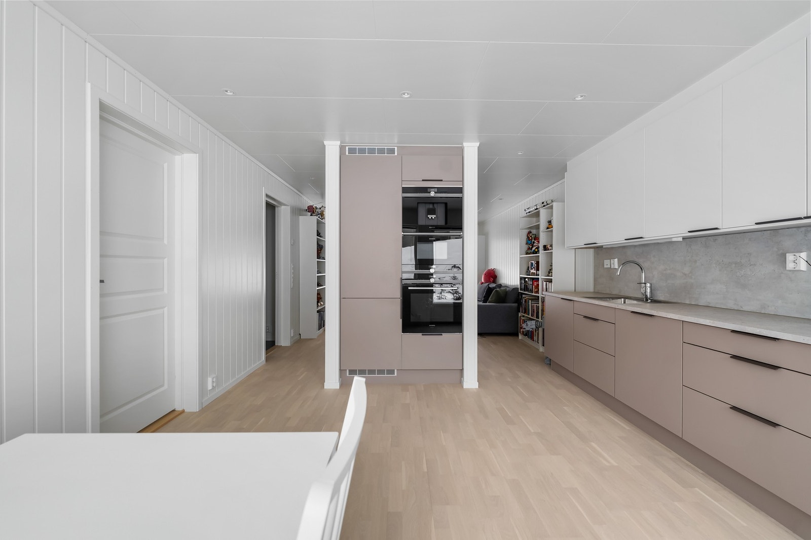 Kjøkkenet har romslig benkeplate og godt med skapplass, som gir gode arbeidsforhold i hverdagen. Galleribilde