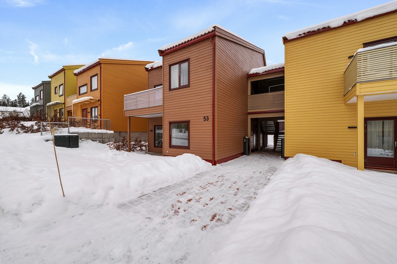 Et stilrent hjem med rolige omgivelser og et moderne preg i et veletablert boligområde. Galleribilde