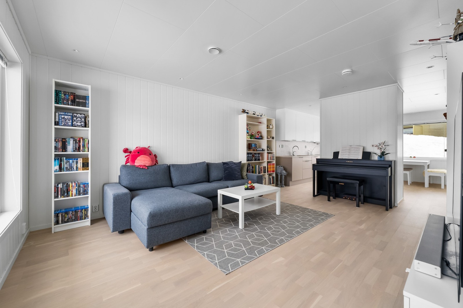 Stuen er romslig og lett å møblere med naturlige soner for sofagruppe, og har gulvvarme i stue/kjøkken Galleribilde