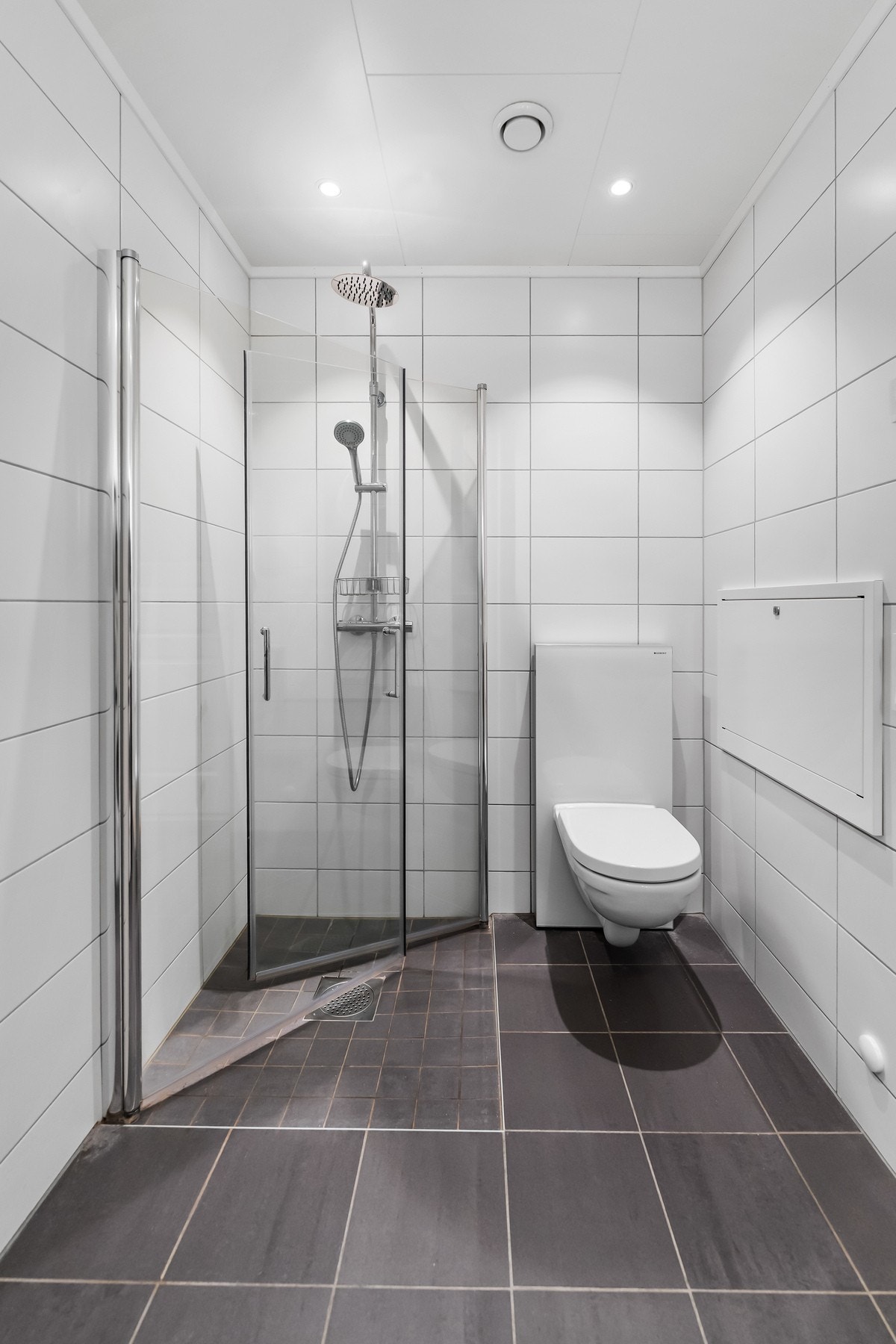 Badet har vannbåren gulvvarme, dusjhjørne og vegghengt toalett. Galleribilde