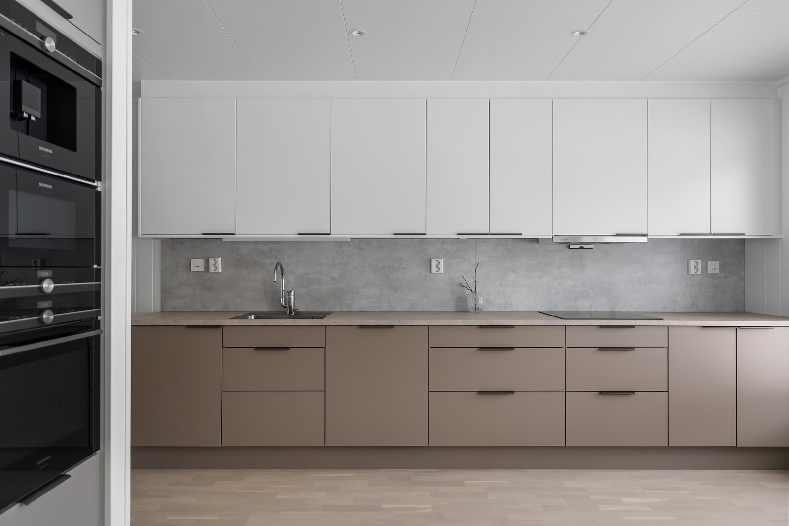 Kjøkkenet er fra Sigdal og har integrerte hvitevarer fra toppmodellen "Studio-Line" til Siemens og et helhetlig, moderne uttrykk. Galleribilde