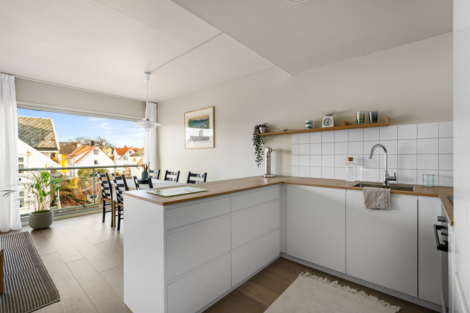 Leiligheten har naturlig skille mellom stue- og kjøkkenområde. Galleribilde