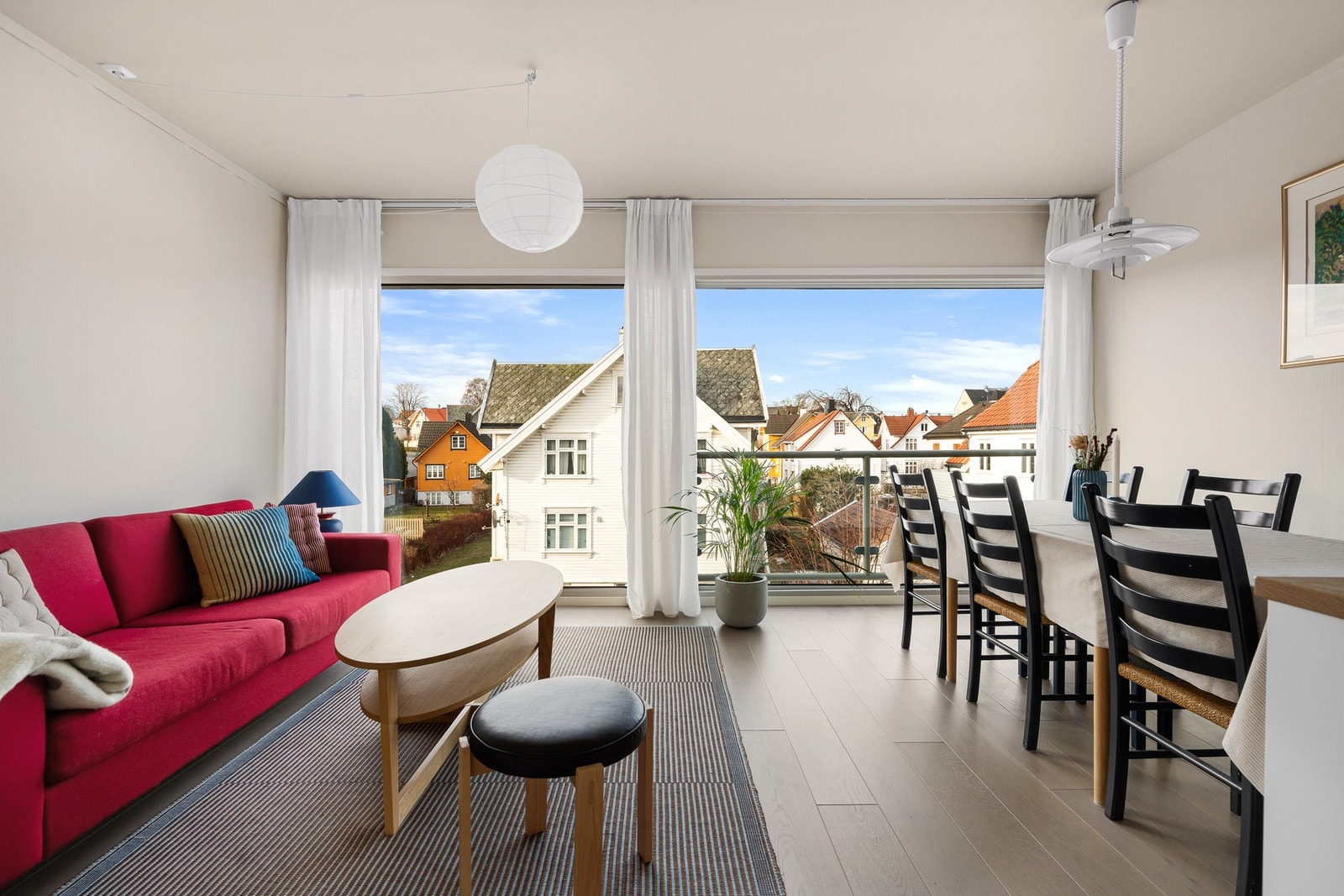 Leiligheten har en god planløsning og et romslig oppholdsområdet. Galleribilde