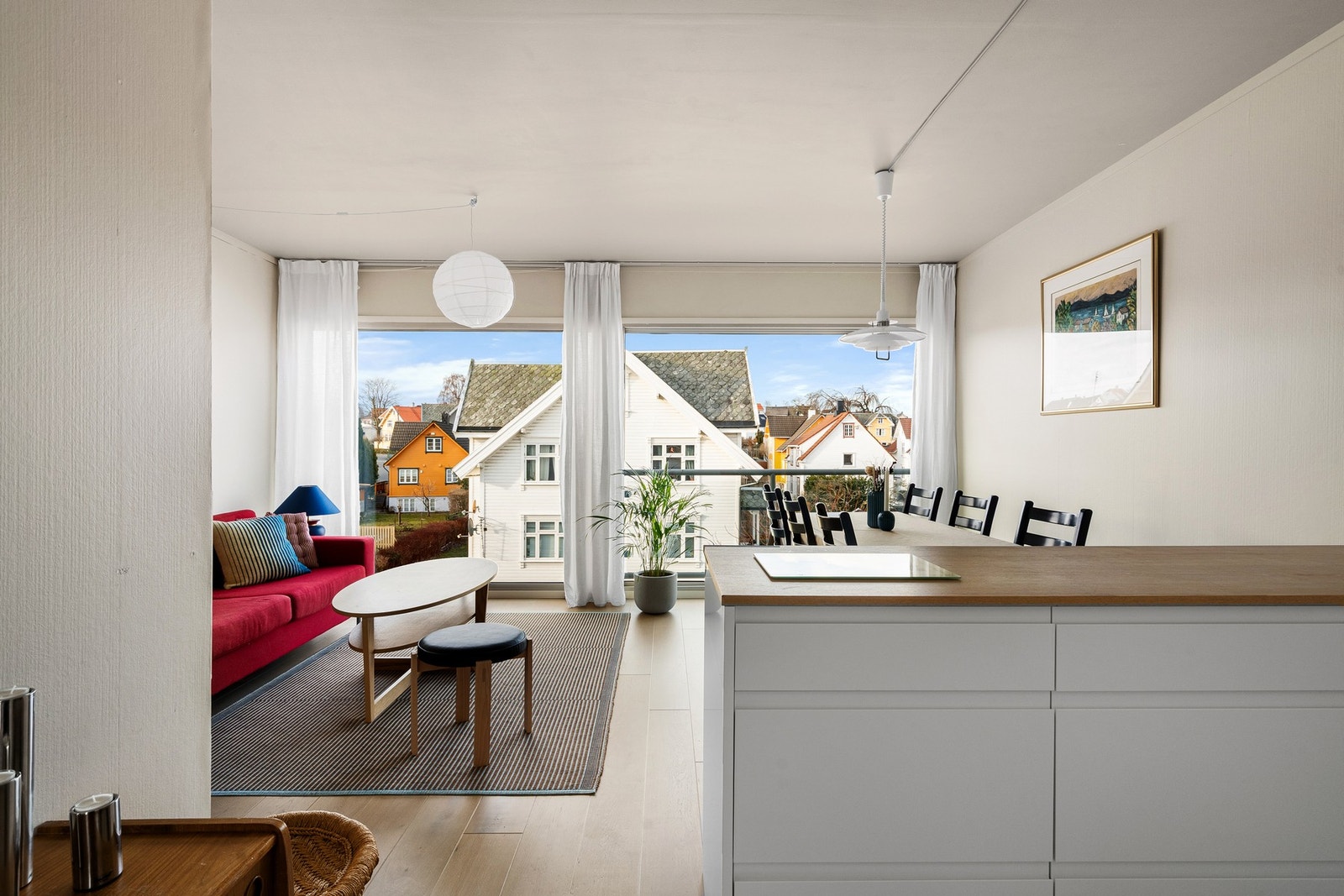 Store vindusflater slipper inn rikelig med lys. Galleribilde