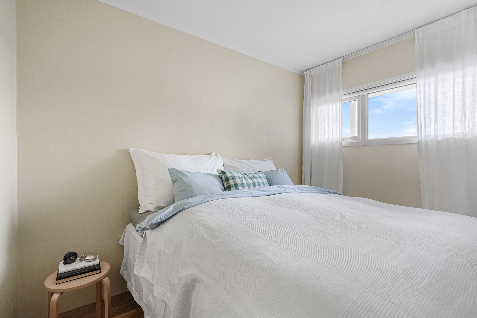 Soverom har vinduer ut mot rolig atrium. Galleribilde