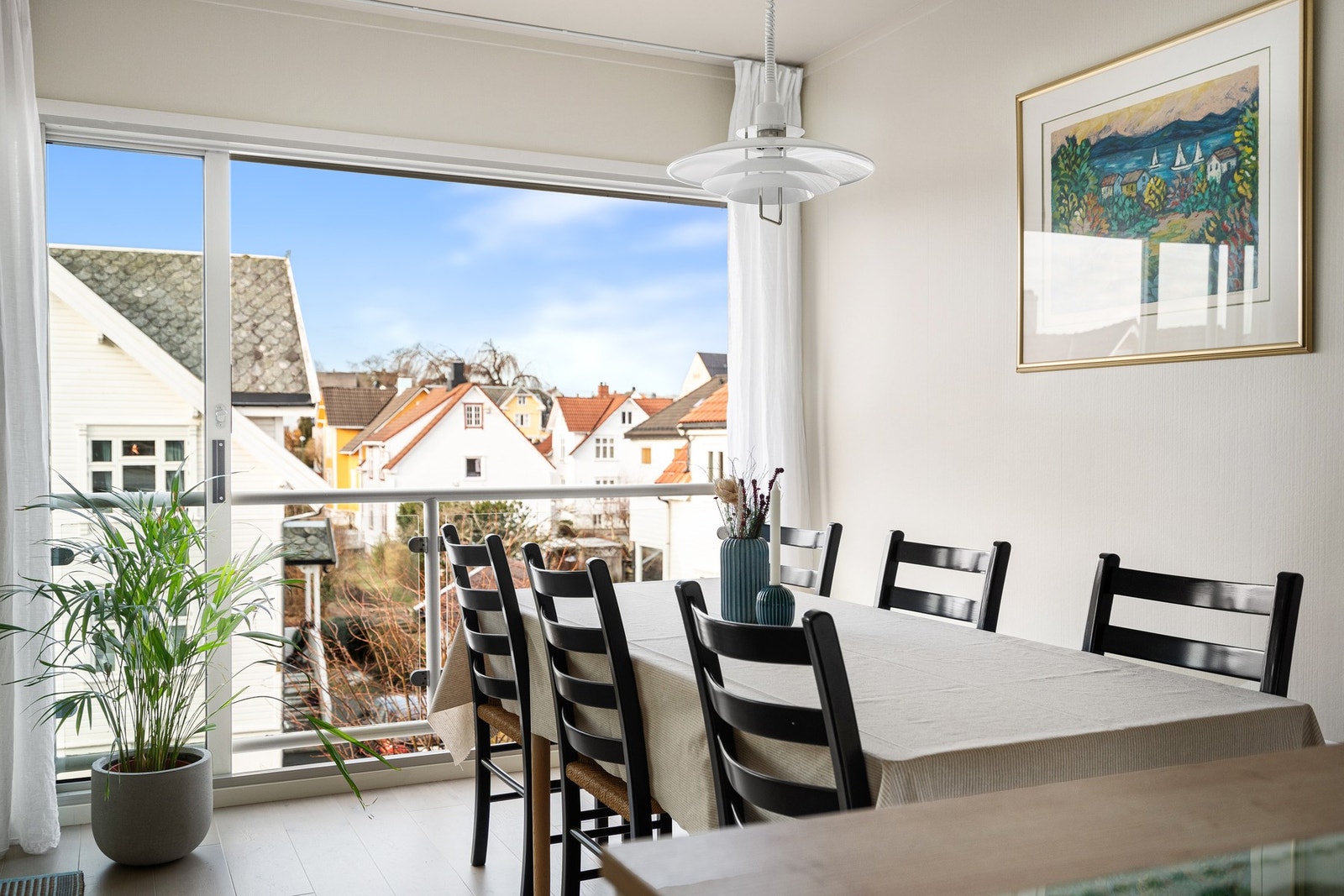 Her kan du åpne skyvedøren til den franske balkongen og kjenne varme fra ettermiddagssolen. Galleribilde