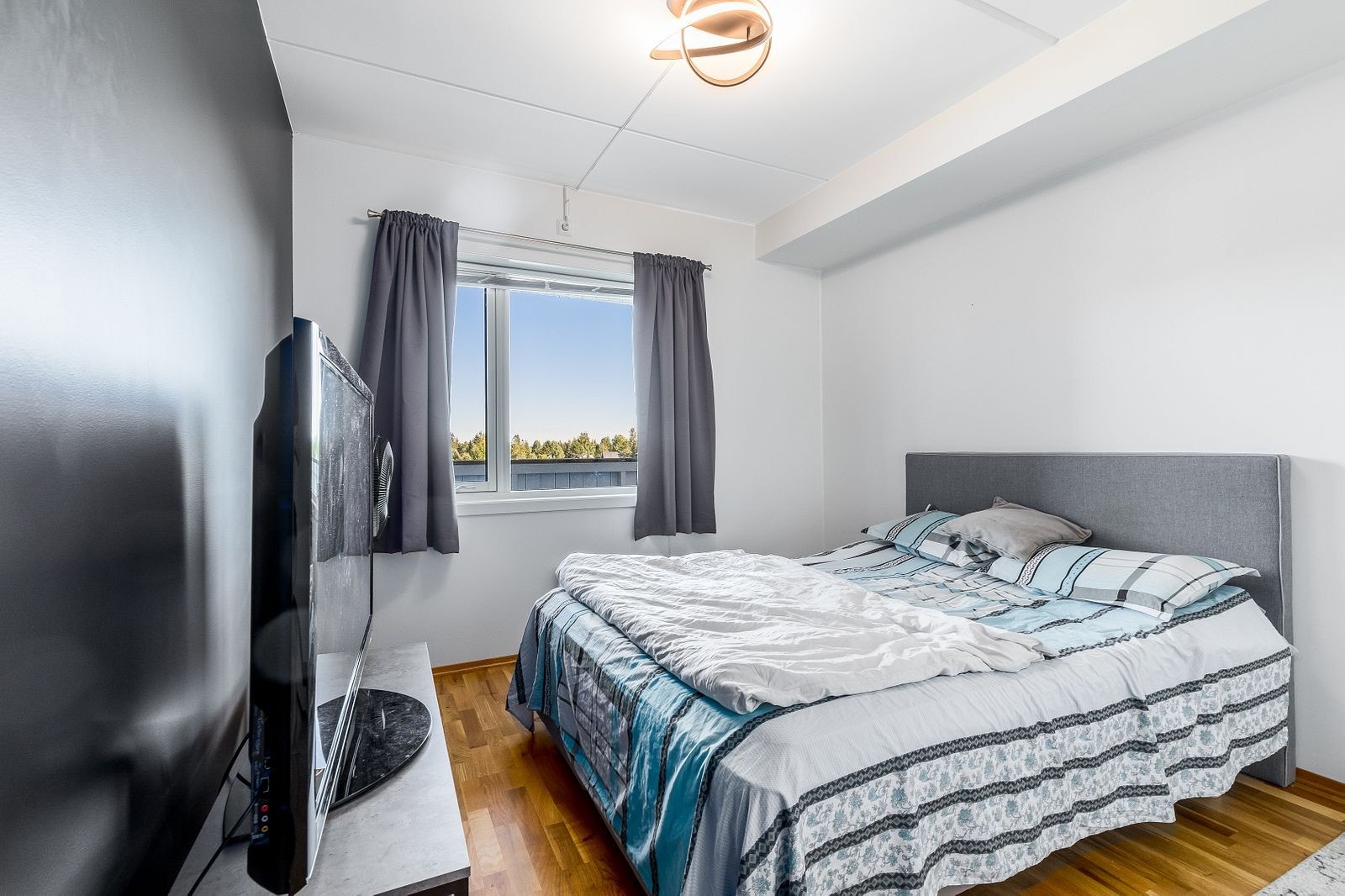 Stort hovedsoverom med garderobeskap Galleribilde