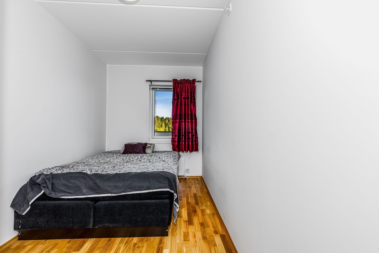 Soverom 2 med garderobeskap Galleribilde