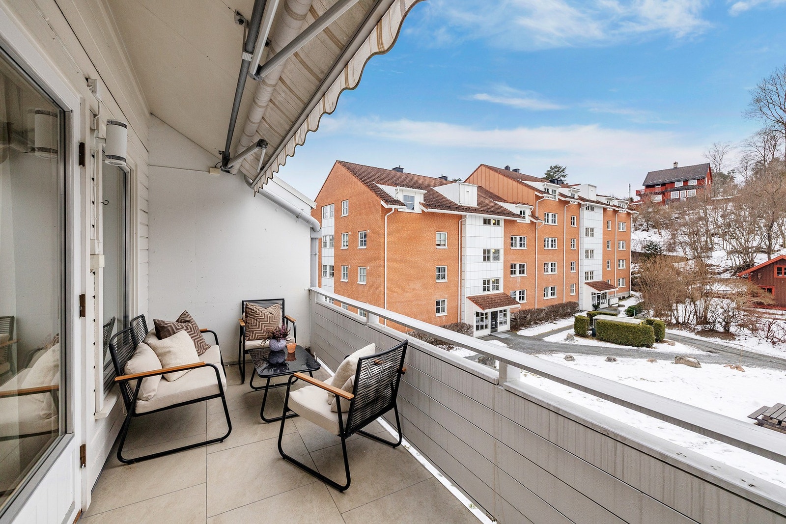 Usjenert og solrik balkong, med bod Galleribilde