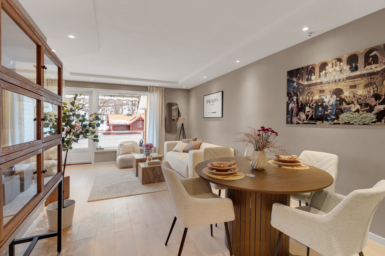 Romslig stue med god plass til sofagruppe, spisebord etc Galleribilde