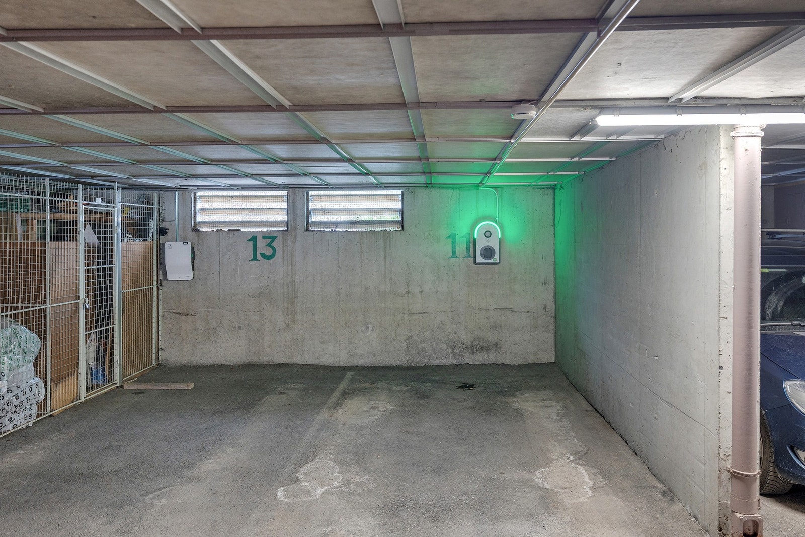 Garasjeplass med heisadkomst og elbil-lader Galleribilde