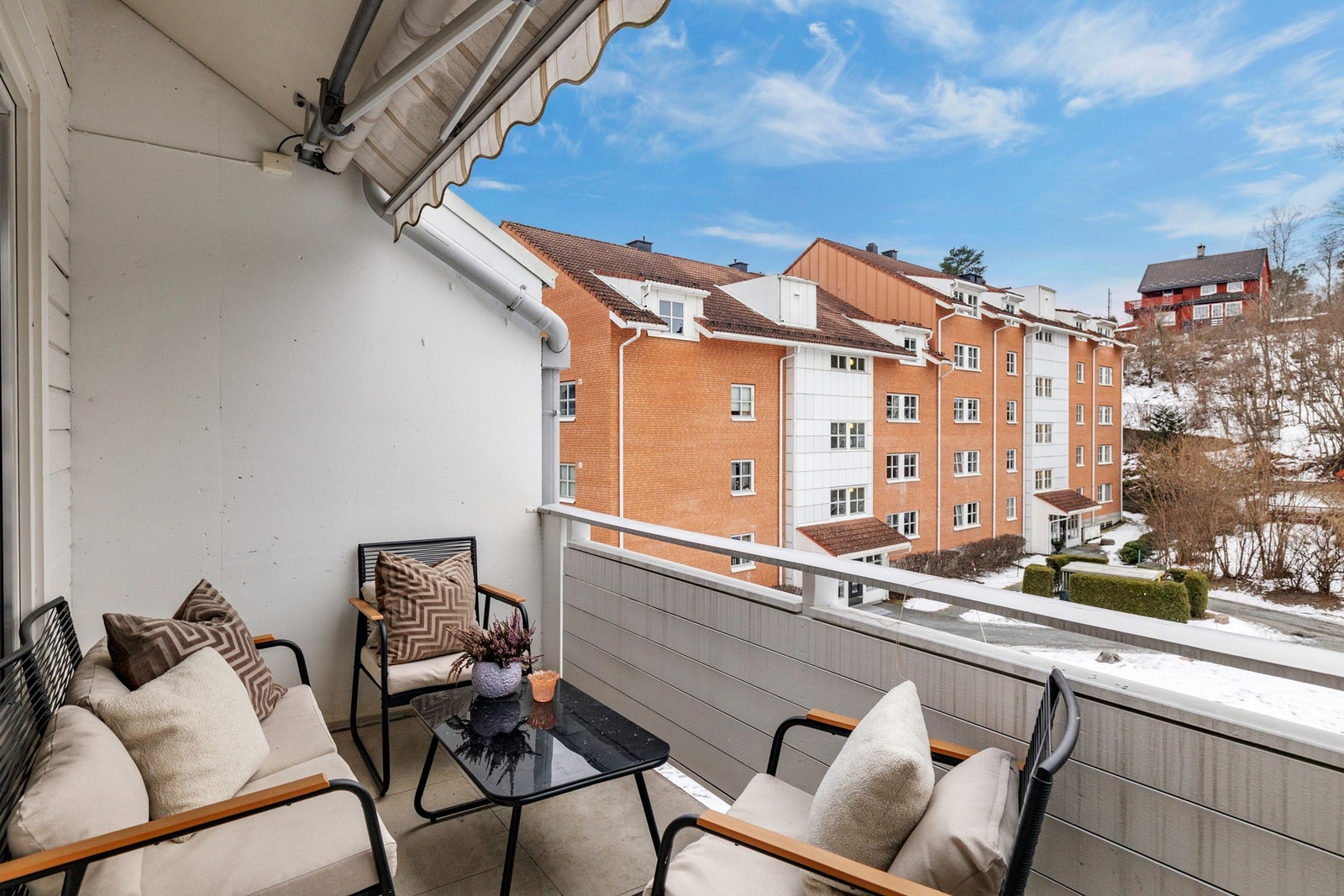 Det er montert markise på balkongen Galleribilde