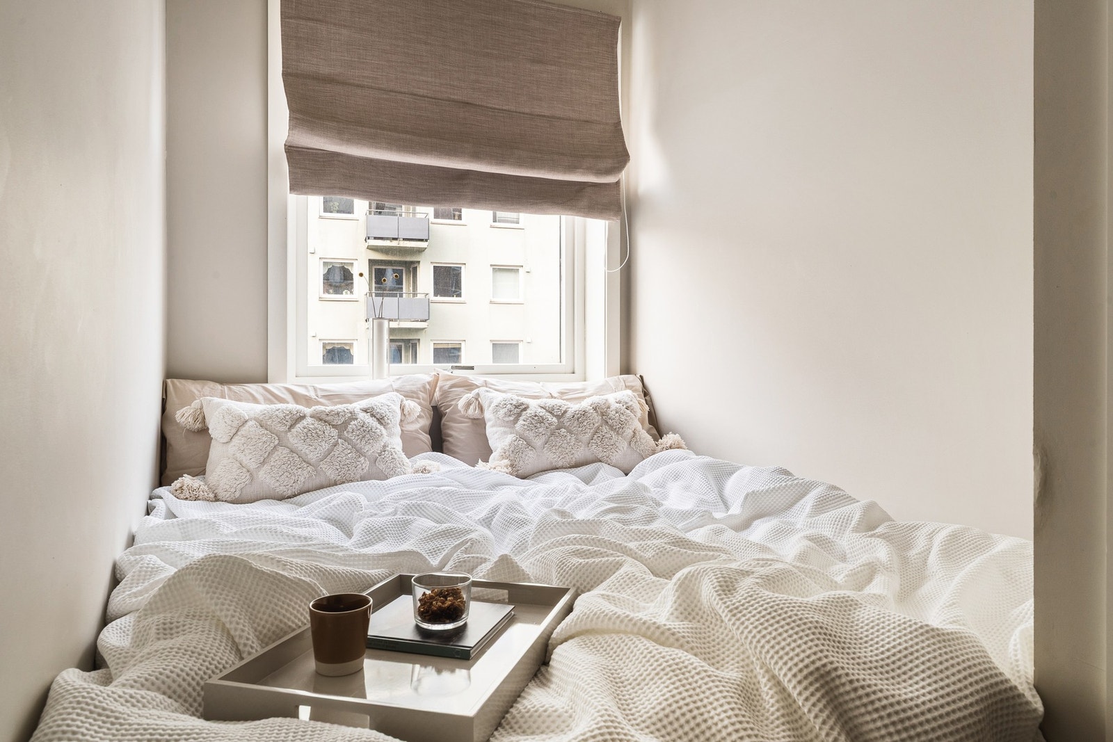 Leiligheten har et lyst og innbydende soverom på 8,1 kvm. Galleribilde