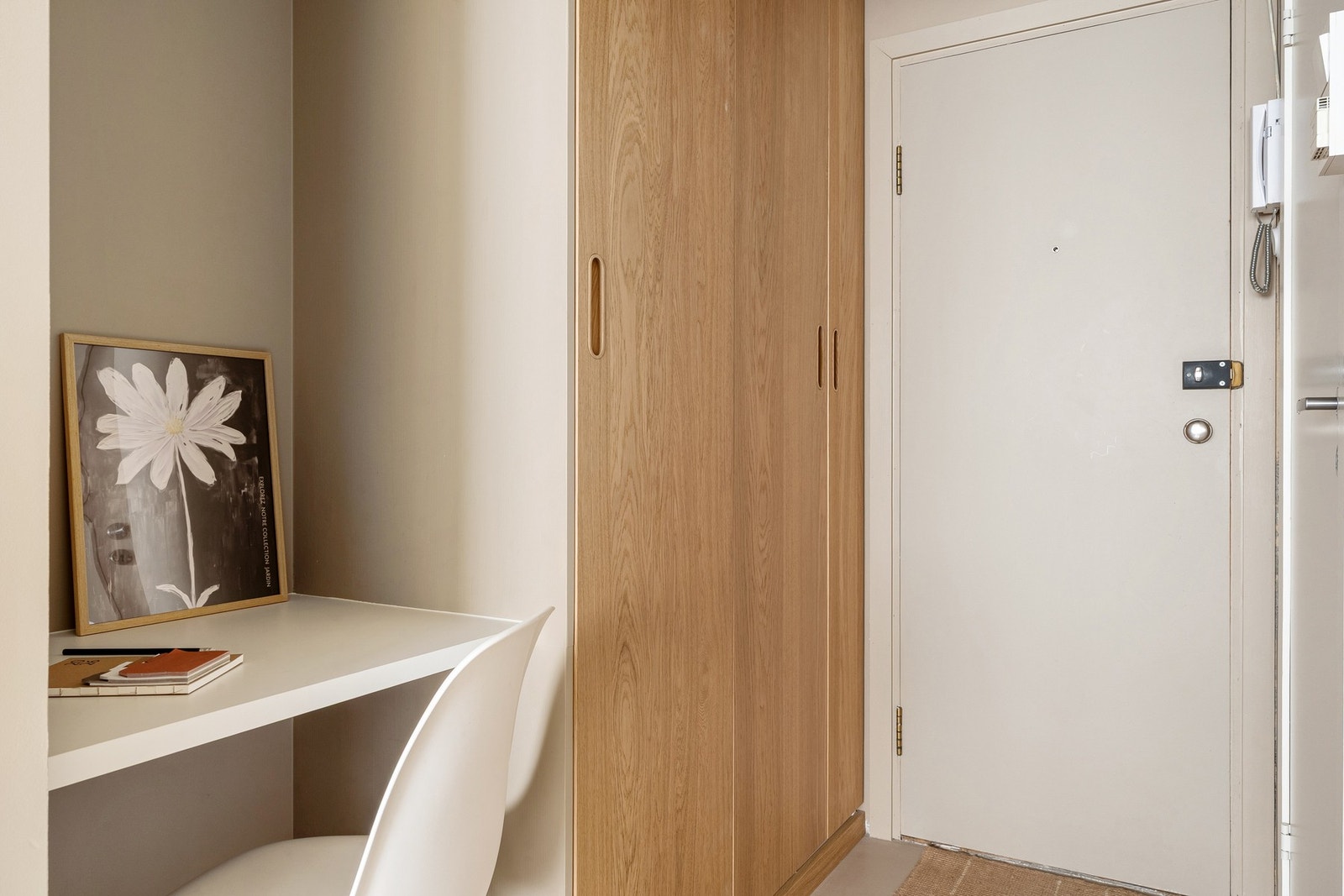 Velkommen hjem! Entréen har garderobeskap med eikefronter. Her er det god plass til oppbevaring av yttertøy. Galleribilde