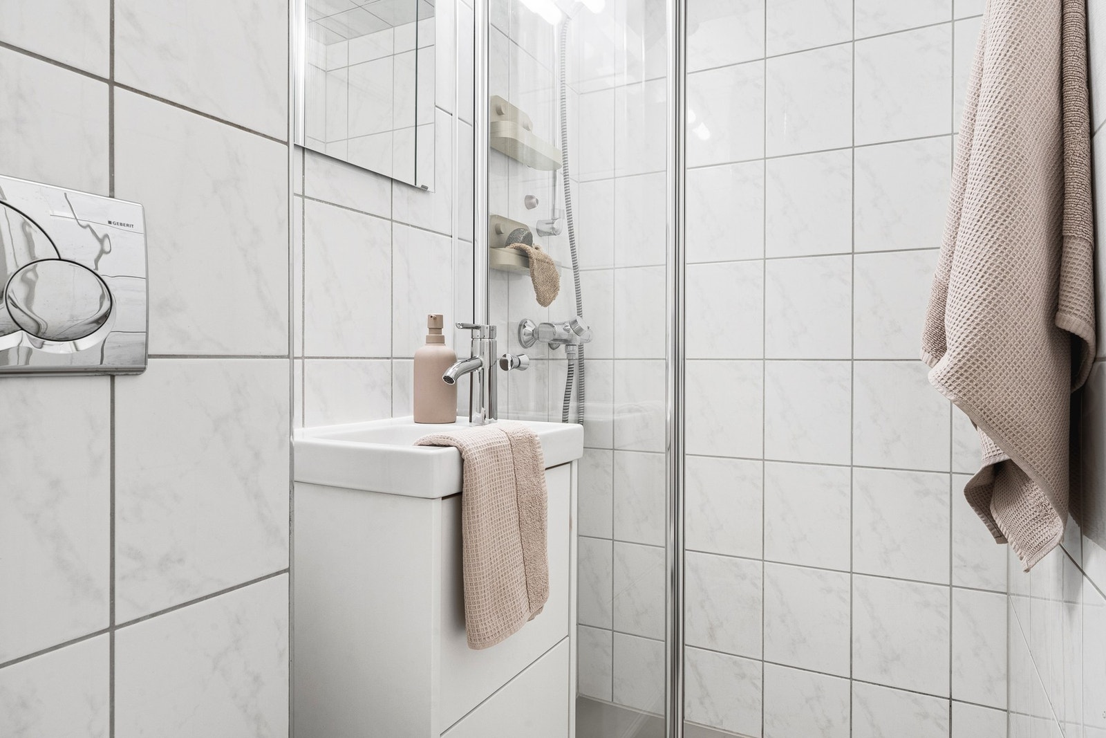 Badet har fått ny baderomsinnredning og ny dusjvegg i 2025. Galleribilde