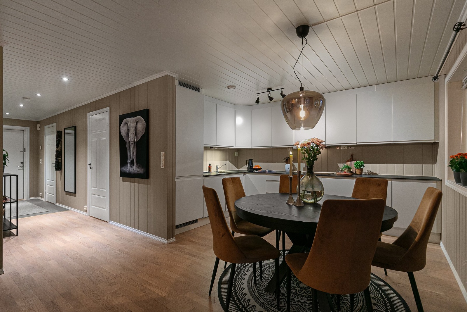 Velkommen til Skolevegen 31F, presentert av Jørgen Holmlund (93 83 25 52). Foto: Pil Branding (Kim Rognmo). Galleribilde