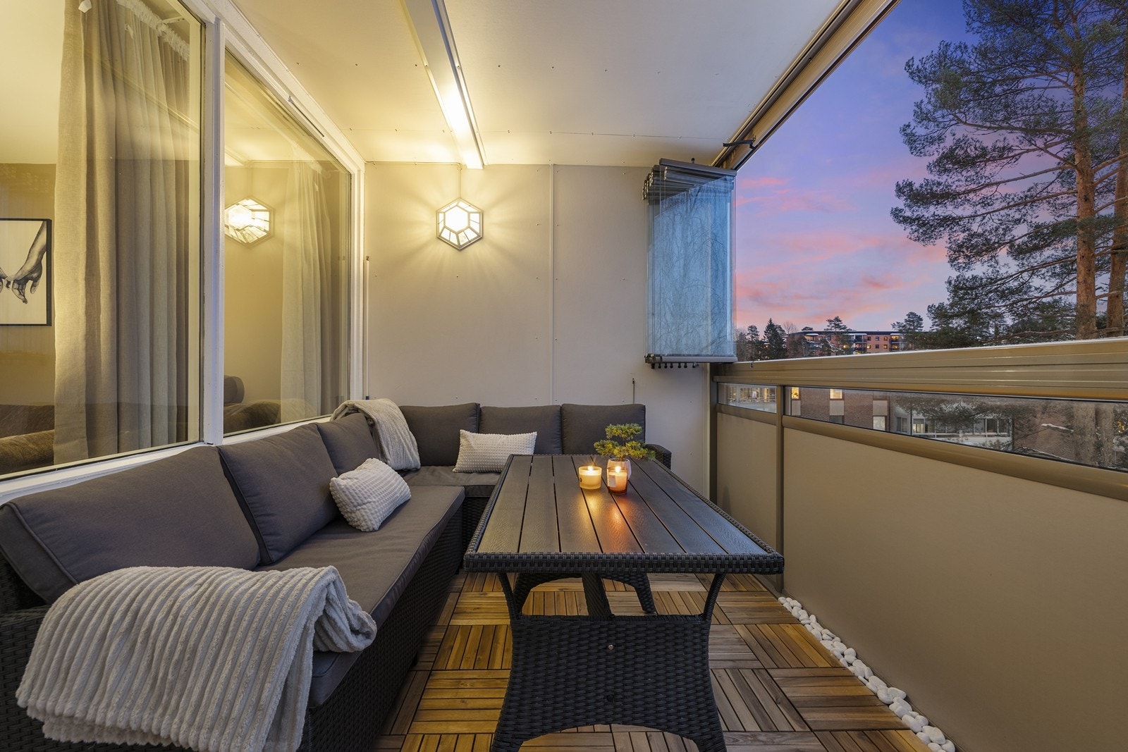 Balkongen er innredet med terrassefliser og har god plass til en hyggelig sittegruppe. Galleribilde