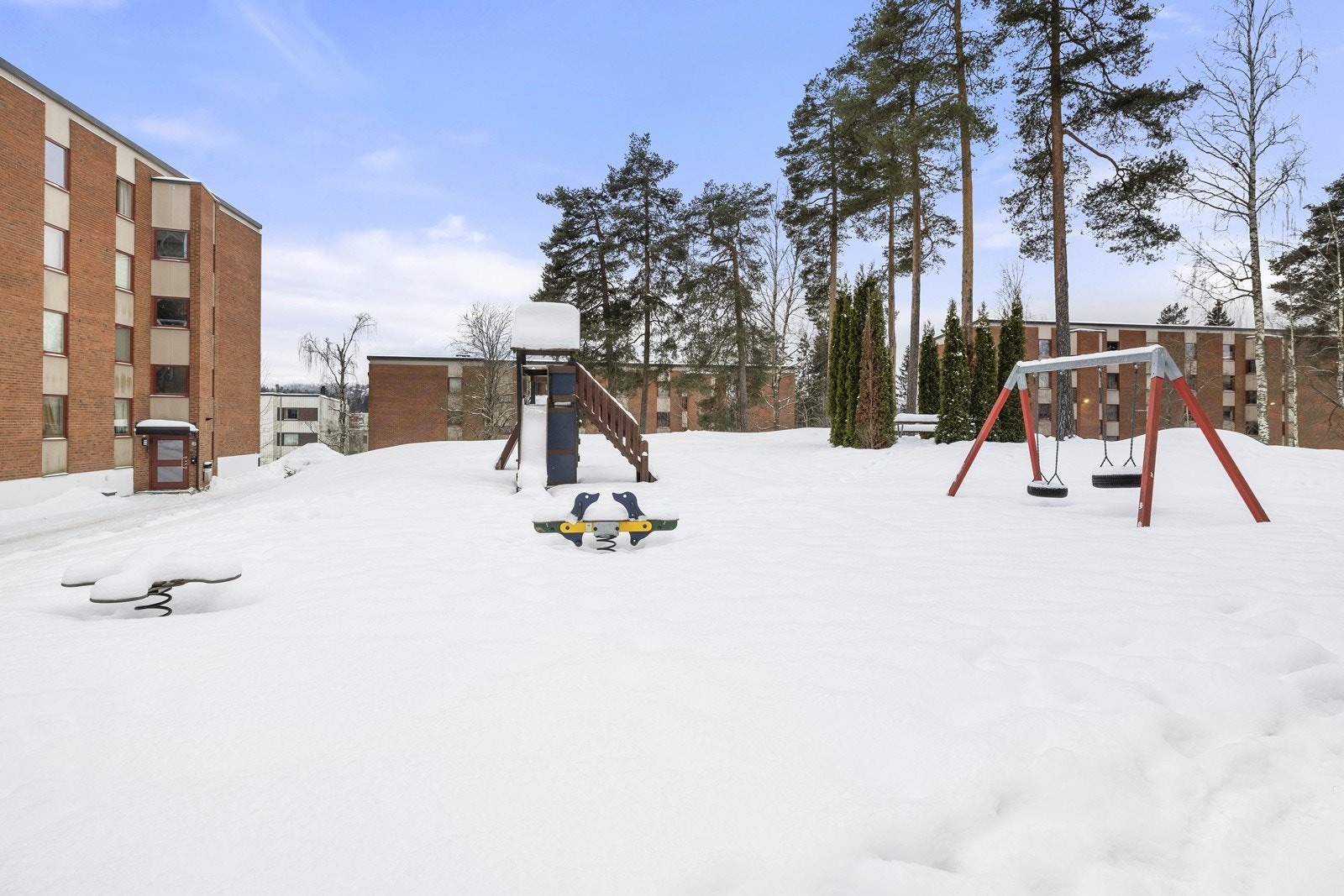 Borettslagets fellesarealer er pent opparbeidet med blant annet lekeplass for de minste. Galleribilde