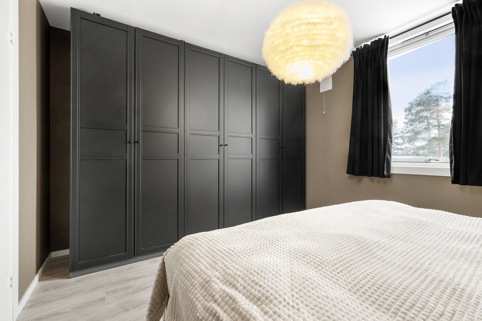 Hovedsoverommet er stort med plass til dobbeltseng og tilhørende nattbord. Galleribilde