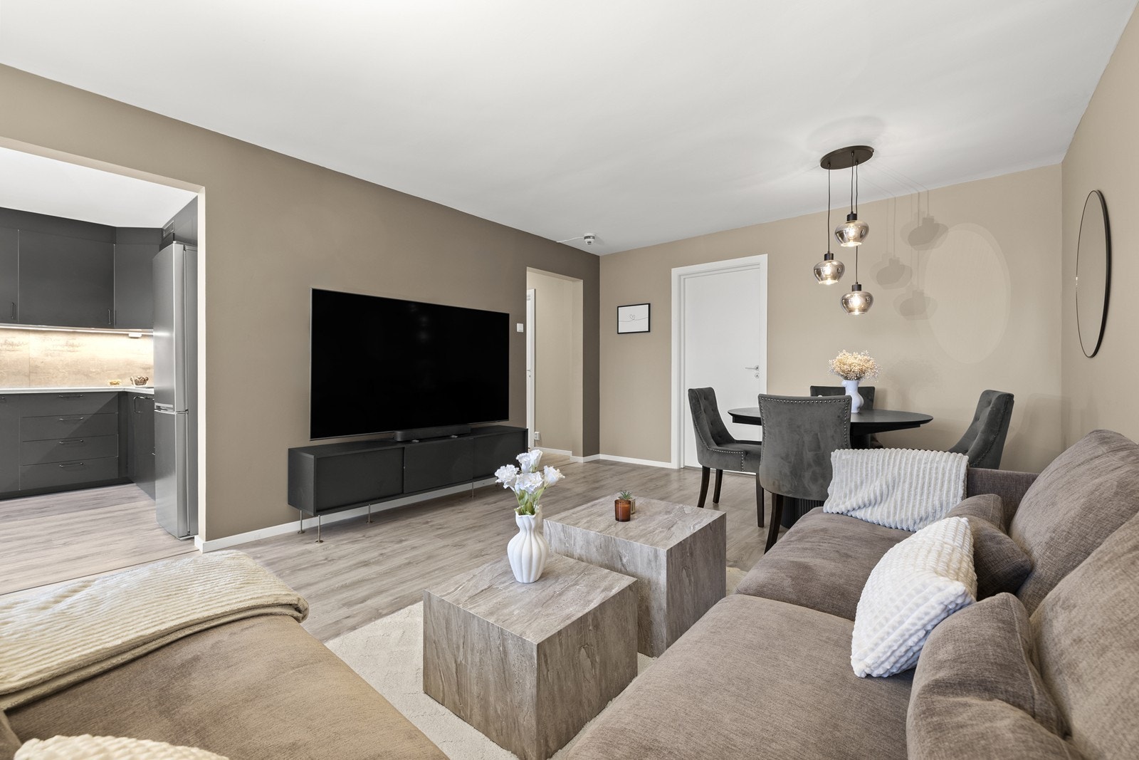 Rommet er malt i behagelige fargetoner og oppleves hjemmekoselig. Galleribilde