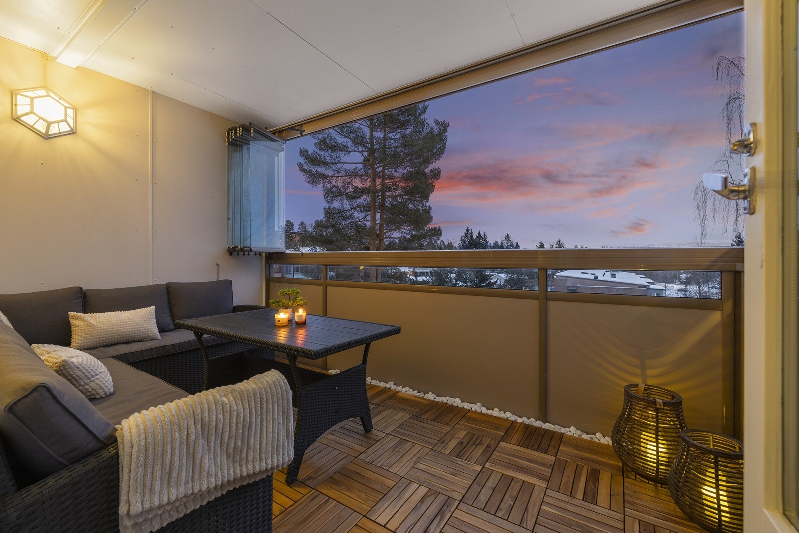 Innglassingen gjør at balkongen kan benyttes store deler av året. Galleribilde