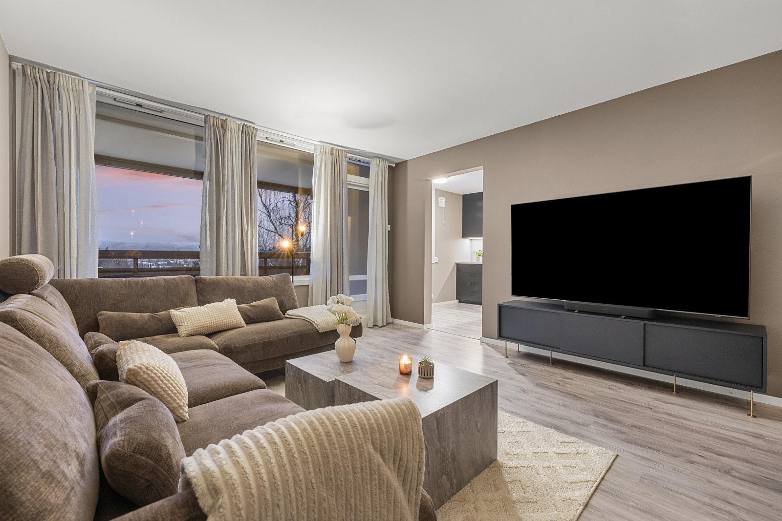 Stuen framstår med praktisk utforming og flere muligheter for møblering. Galleribilde