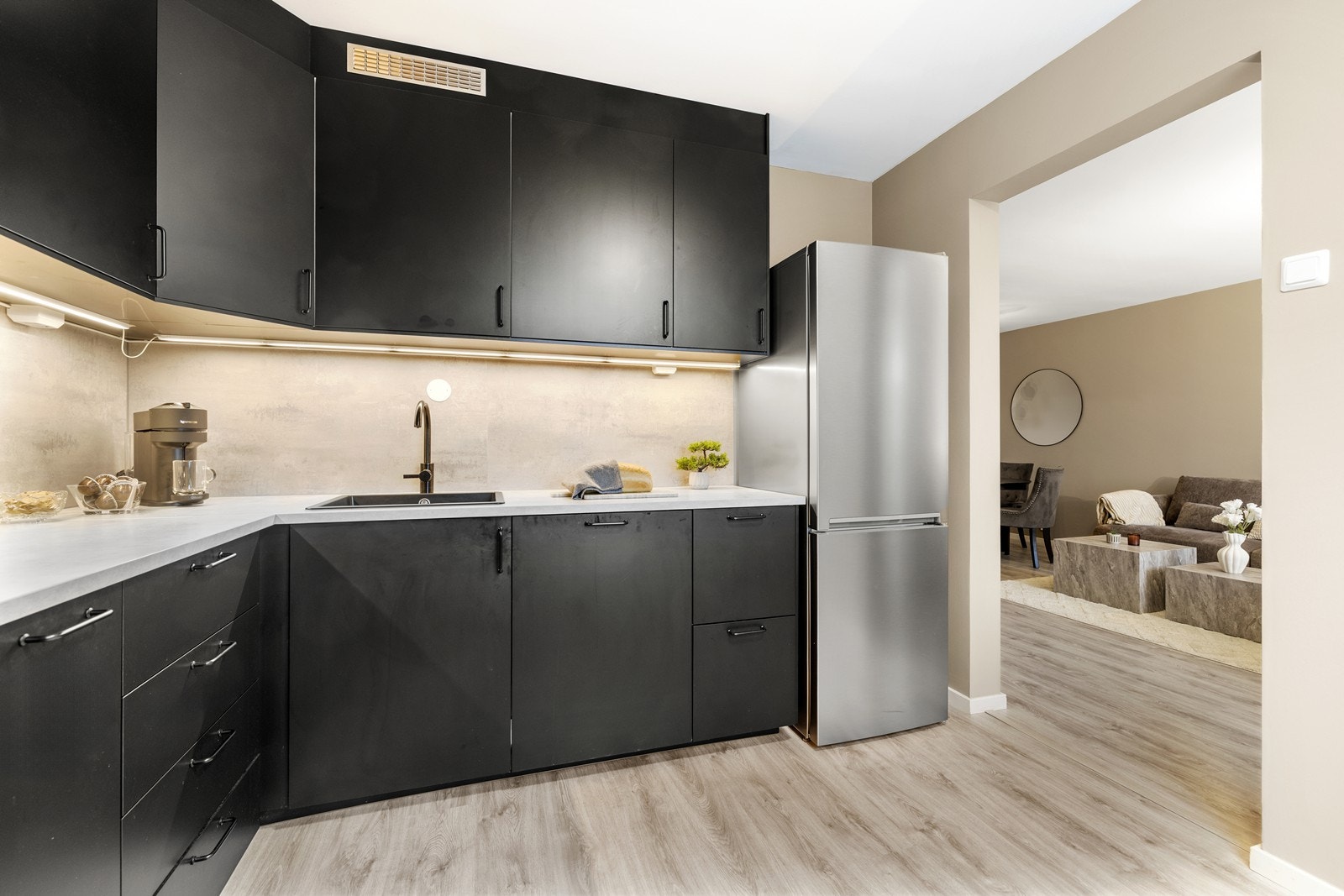 Kjøkken i moderne utførelse og med åpen løsning mot stue. Galleribilde