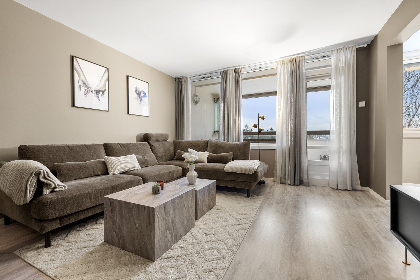 Lekker og innbydende stue med åpen løsning mot kjøkken og med utgang til balkong. Galleribilde