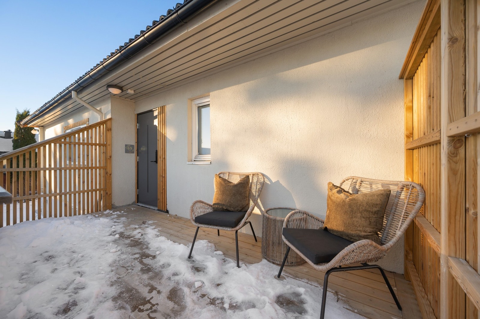 Flott inngangsparti på fremsiden som er blitt nylig oppgradert. Galleribilde