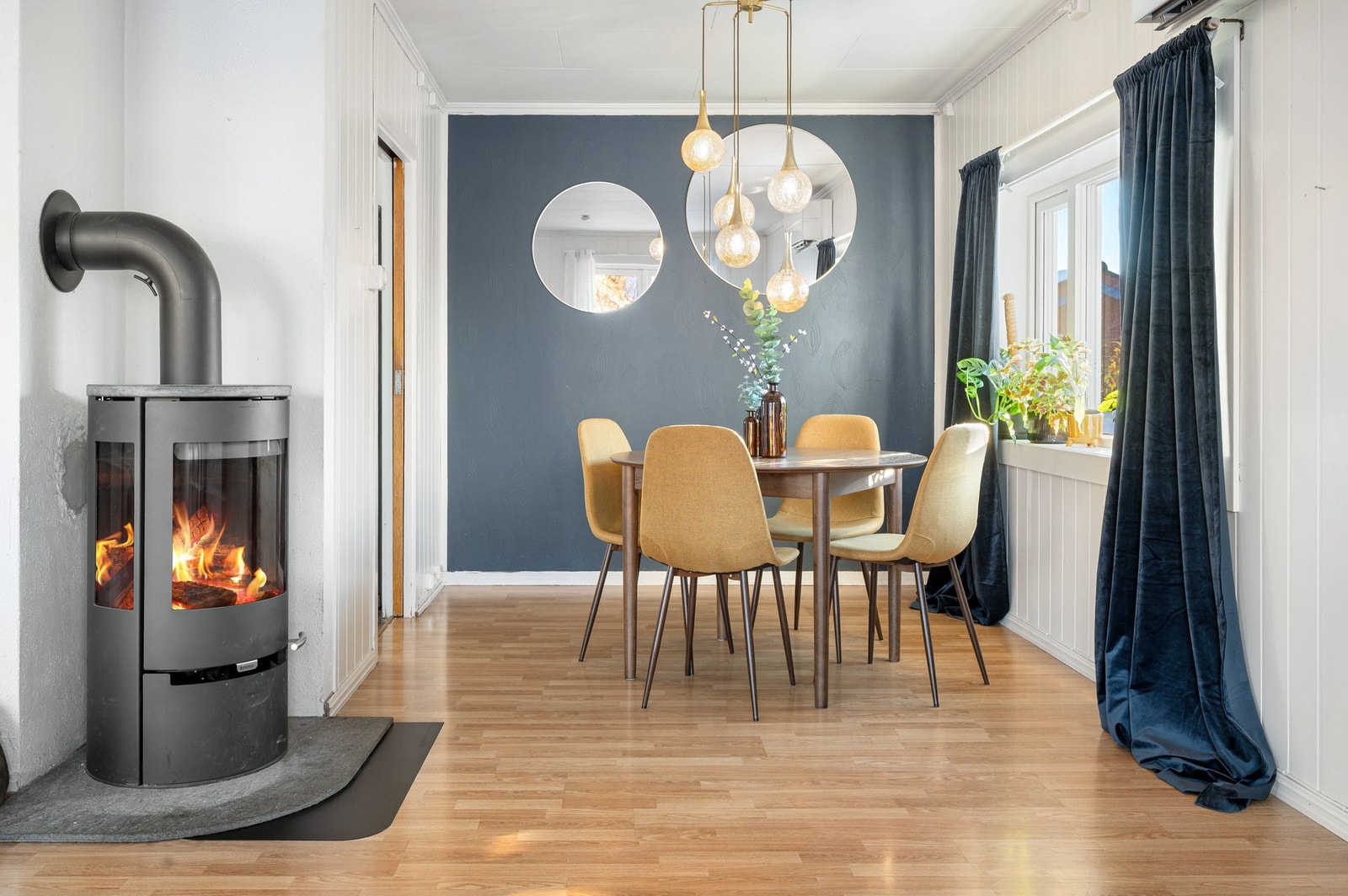 Vedovn i stuen gir en varm og hyggelig atmosfære. Galleribilde