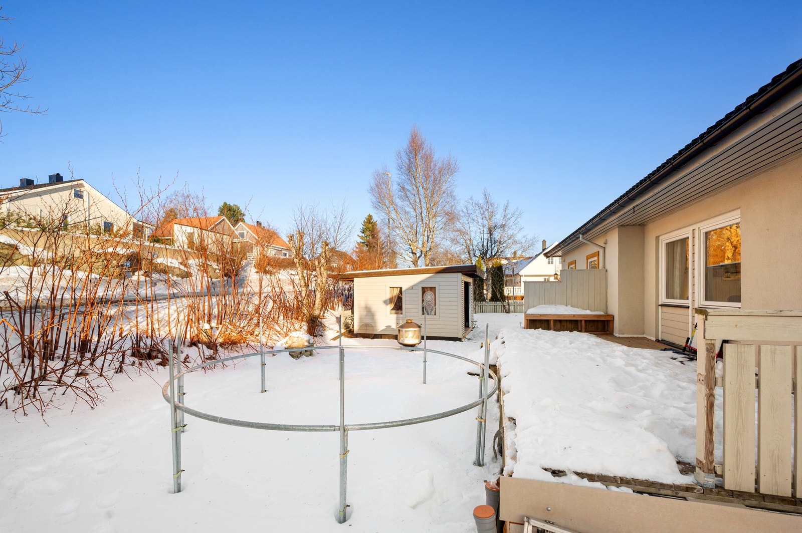 Pent opparbeidet hage med terrasse og hagestue. Tomten er på 707,5m². Det er lagt grus i deler av hagen ved terrasse og trampoline. Galleribilde