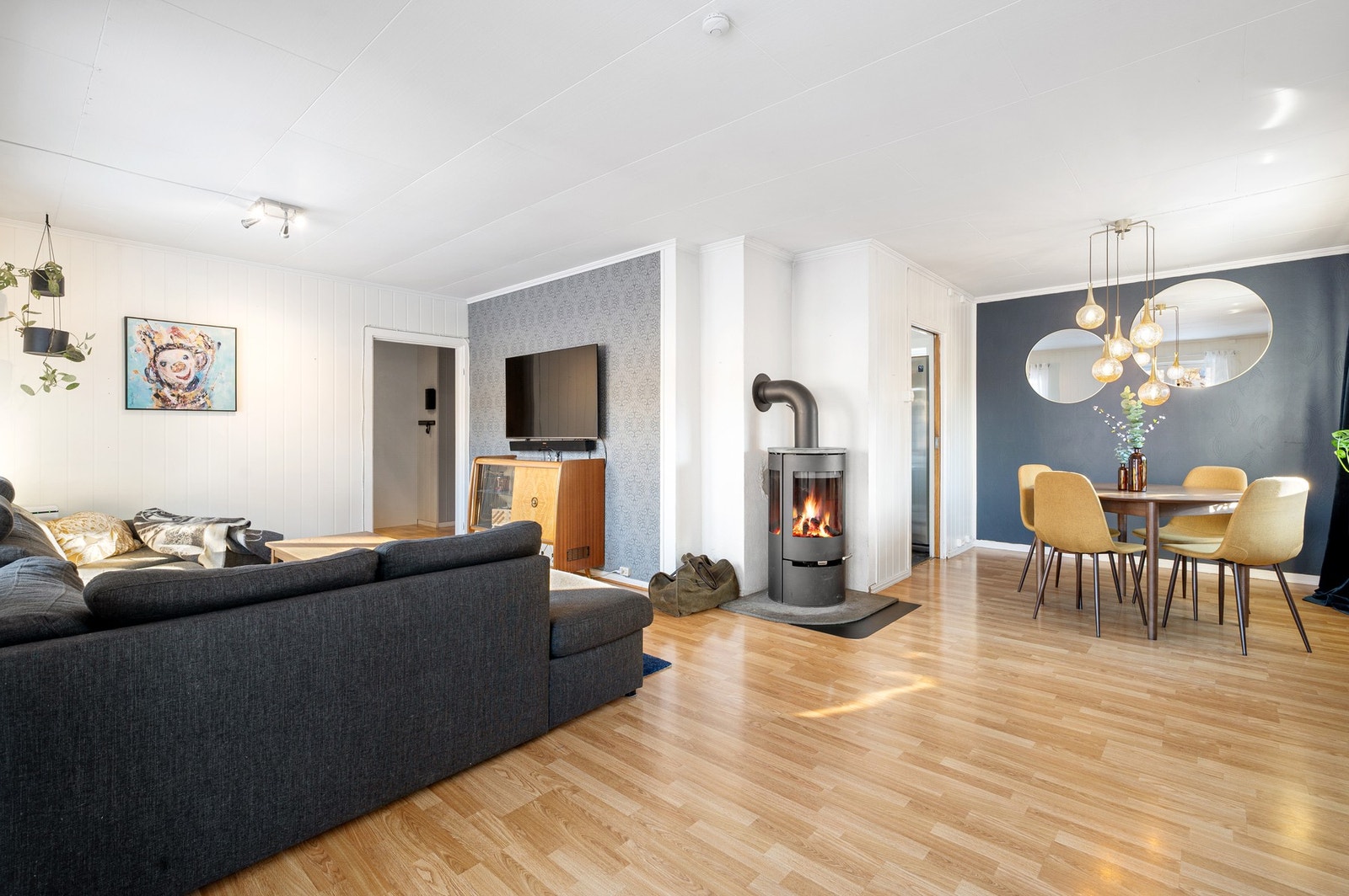 Stue på ca. 29m². Her er det plass til sofagruppe, tv-seksjon og spisegruppe. Galleribilde