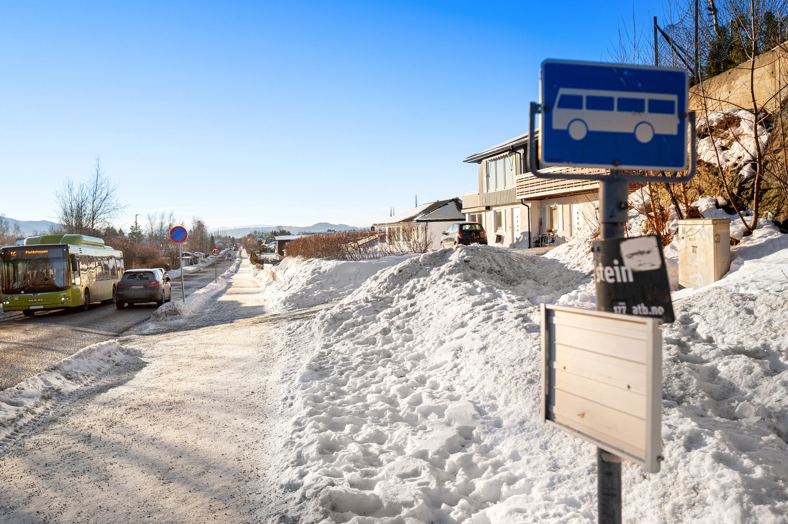 Nærmeste busstopp til boligen med opp til 6 avganger i timen som tar deg til Trondheim sentrum på ca. 25 minutter. Til Heimdal sentrum bruker bussen 5 minutter. Galleribilde