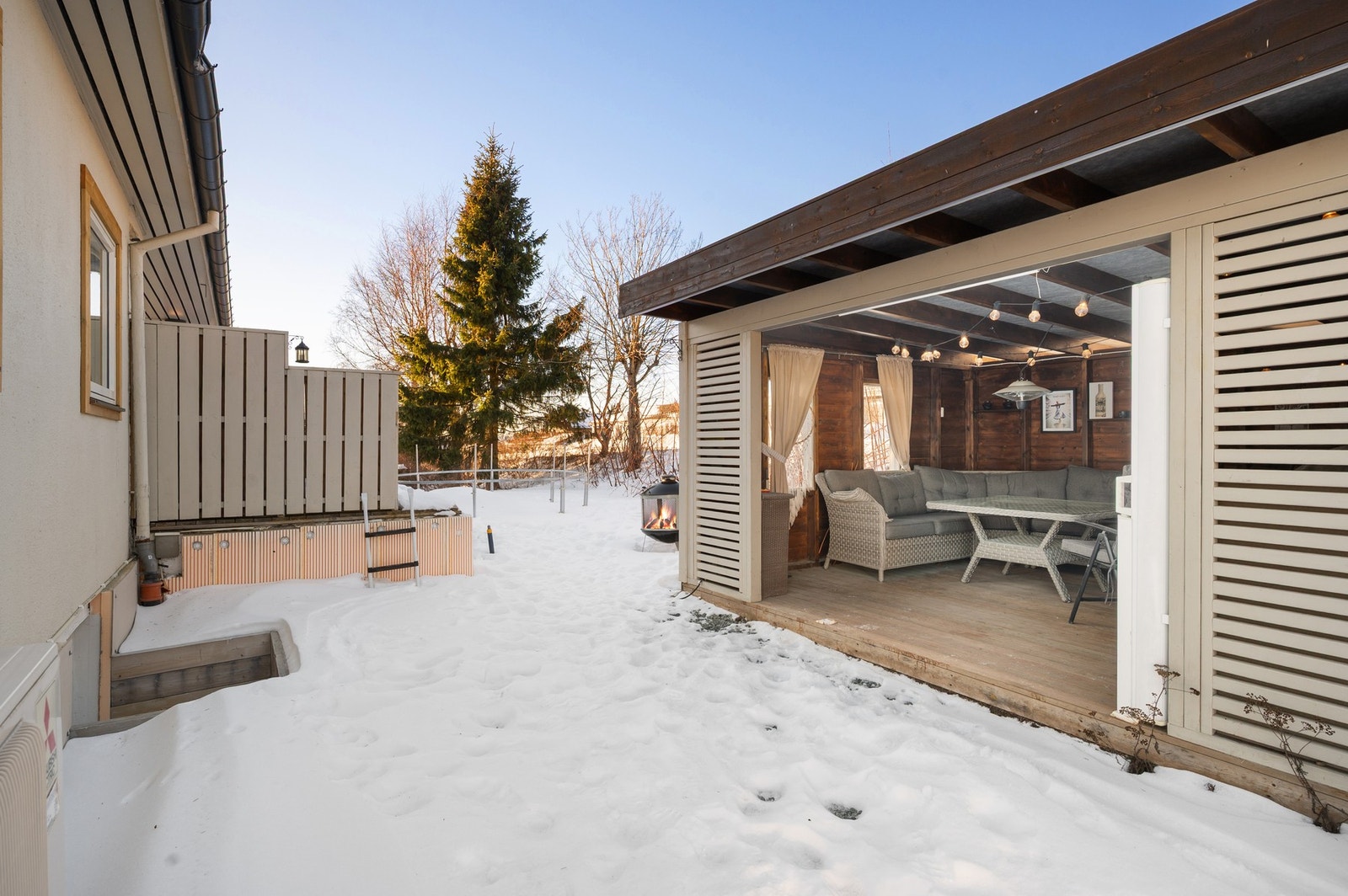 I hagen er det satt opp en hagestue. Her kan en nyte fine dager sammen med hele familien. Galleribilde