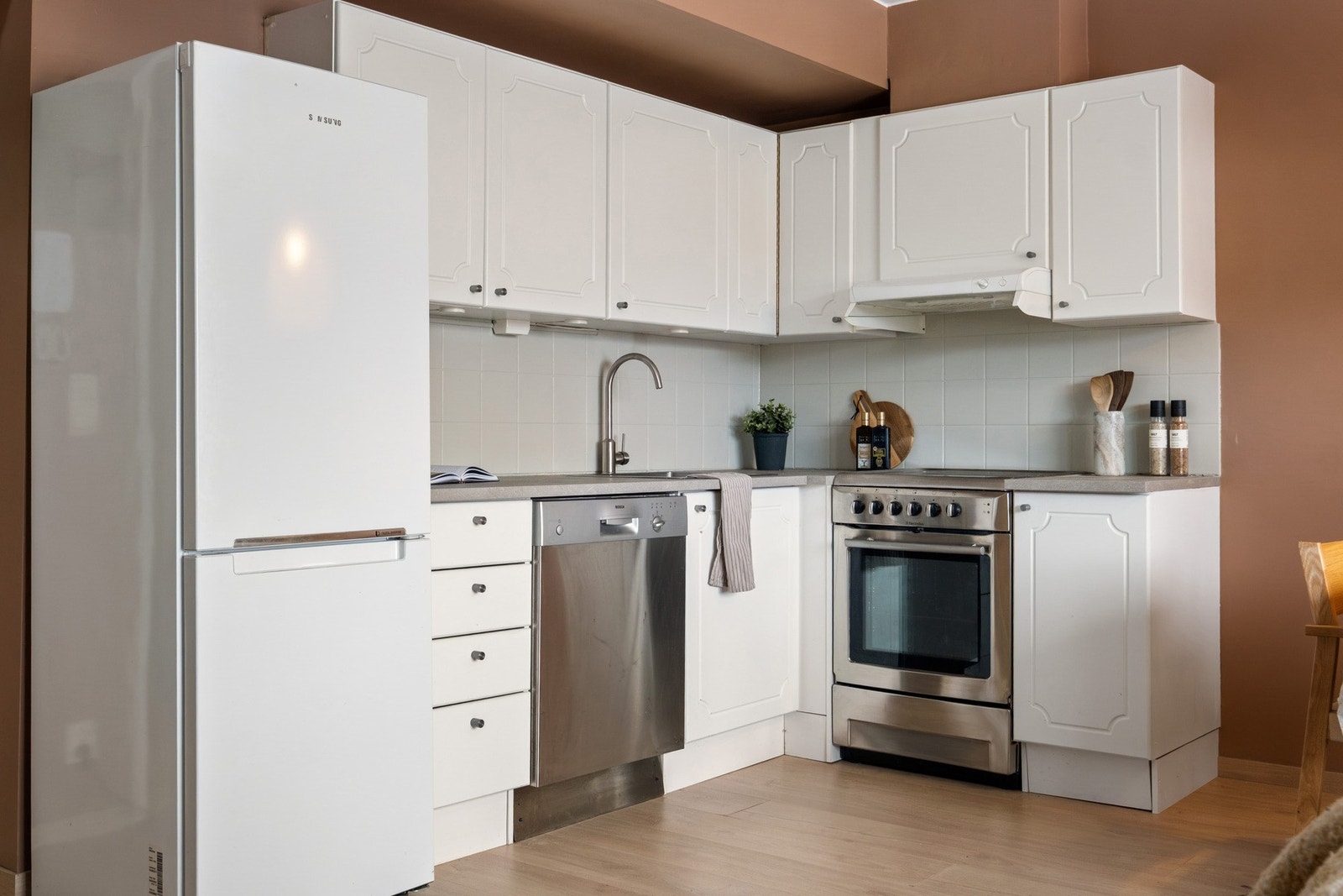 Det er kjøkkenventilator med avtrekk ut. Galleribilde