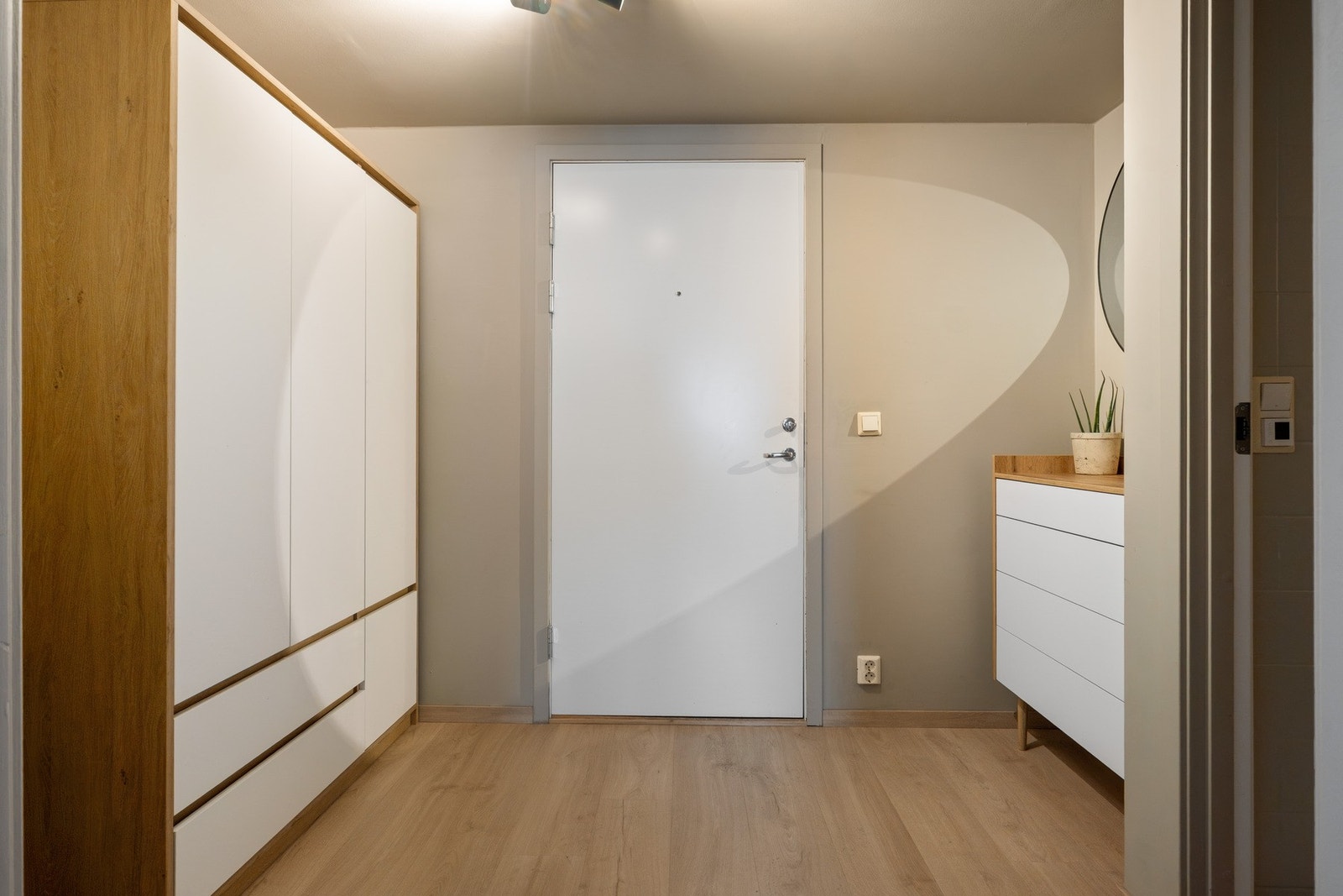 Velkommen hjem! Inngangspartiet gir et godt førsteinntrykk av boligen. Galleribilde